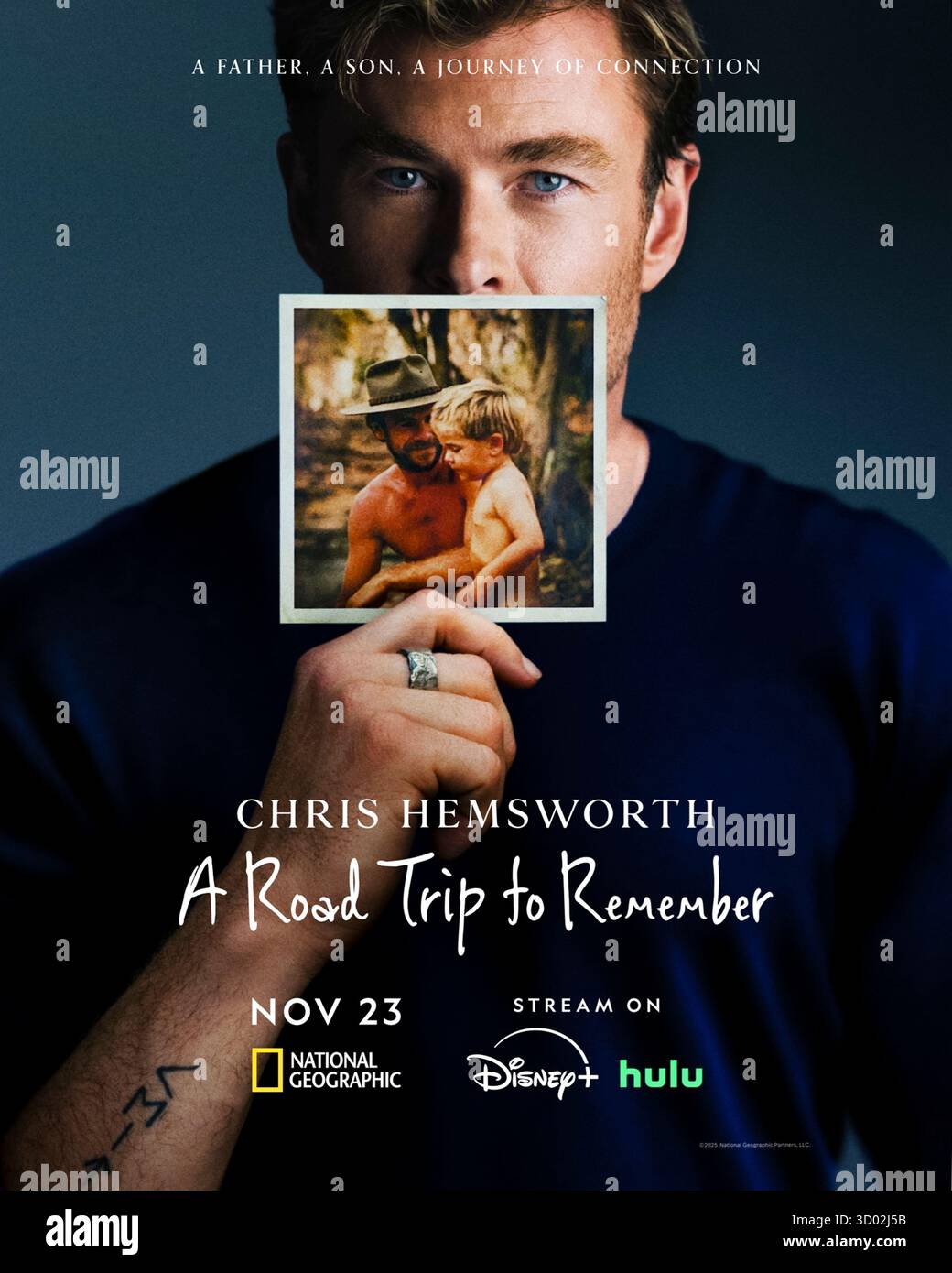 Chris Hemsworth : a Road Trip to Remember (2025) réalisé par Tom Barbor-Might et mettant en vedette Chris Hemsworth, Craig Hemsworth et Leonie Hemsworth. Chris Hemsworth emmène son père dans un voyage significatif à travers l'Australie pour raviver les souvenirs et renforcer les liens familiaux à la suite d'un diagnostic de démence. Affiche publicitaire À USAGE ÉDITORIAL EXCLUSIF. Crédit : BFA / Nutopia Banque D'Images