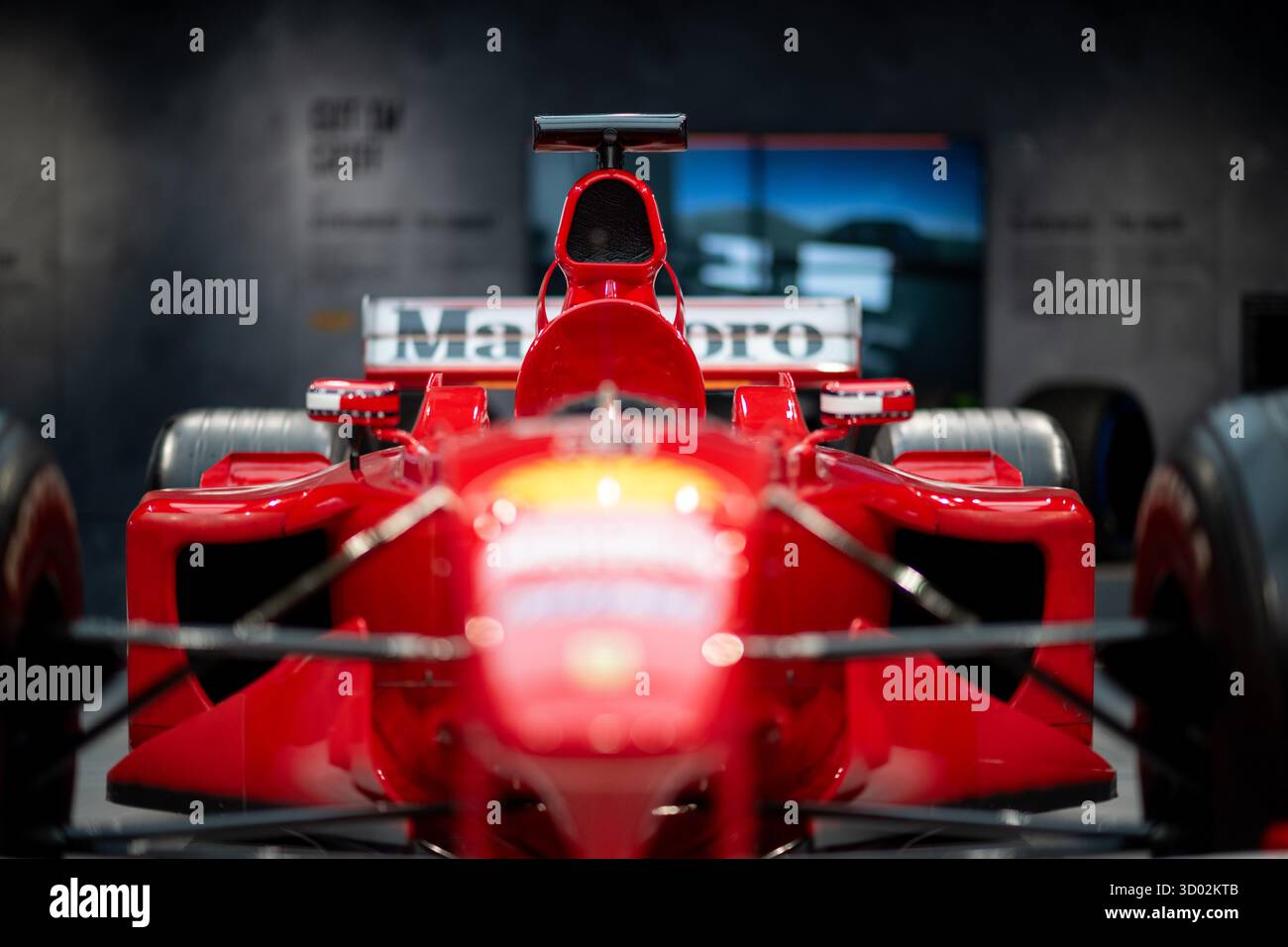 Oberhausen, Allemagne. 21 octobre 2025. La voiture de Michael Schumacher est exposée. Plus de 3 000 mètres carrés d'espace à l'OBEX Oberhausen Expo vous offriront un aperçu du monde de la course automobile. A partir du 22 octobre, le champion du monde Ferrari F1-2000 de Michael Schumacher sera exposé. Crédit : Fabian Strauch/dpa/Alamy Live News Banque D'Images