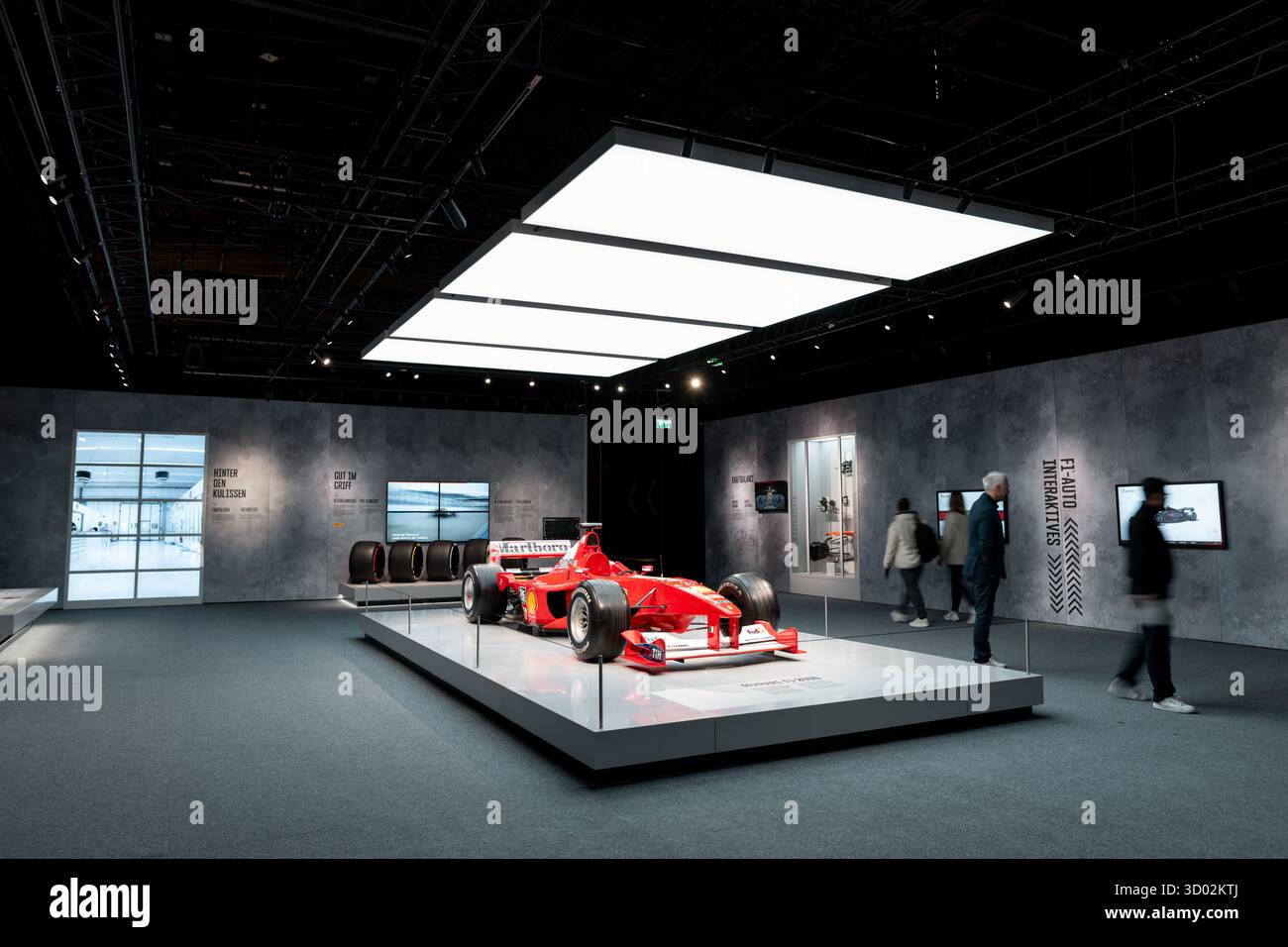 Oberhausen, Allemagne. 21 octobre 2025. La voiture de Michael Schumacher est exposée. Plus de 3 000 mètres carrés d'espace à l'OBEX Oberhausen Expo vous offriront un aperçu du monde de la course automobile. A partir du 22 octobre, le champion du monde Ferrari F1-2000 de Michael Schumacher sera exposé. Crédit : Fabian Strauch/dpa/Alamy Live News Banque D'Images