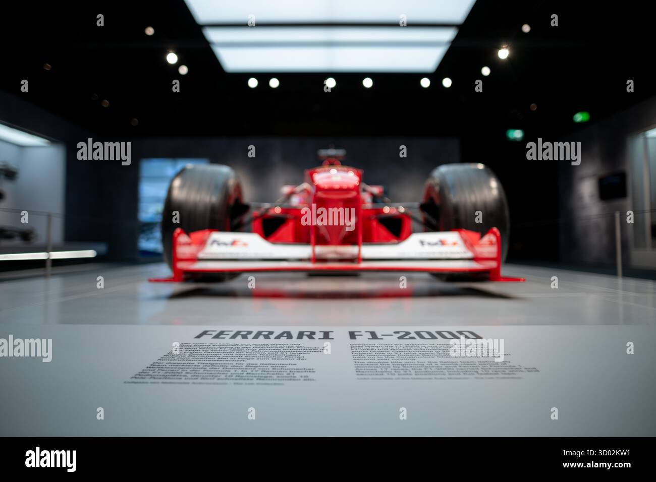 Oberhausen, Allemagne. 21 octobre 2025. La voiture de Michael Schumacher est exposée. Plus de 3 000 mètres carrés d'espace à l'OBEX Oberhausen Expo vous offriront un aperçu du monde de la course automobile. A partir du 22 octobre, le champion du monde Ferrari F1-2000 de Michael Schumacher sera exposé. Crédit : Fabian Strauch/dpa/Alamy Live News Banque D'Images