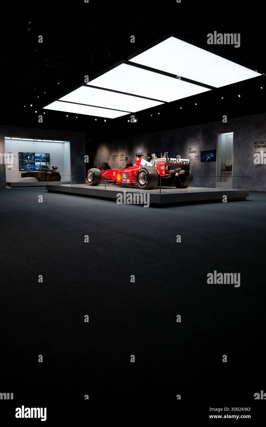 Oberhausen, Allemagne. 21 octobre 2025. La voiture de Michael Schumacher est exposée. Plus de 3 000 mètres carrés d'espace à l'OBEX Oberhausen Expo vous offriront un aperçu du monde de la course automobile. A partir du 22 octobre, le champion du monde Ferrari F1-2000 de Michael Schumacher sera exposé. Crédit : Fabian Strauch/dpa/Alamy Live News Banque D'Images