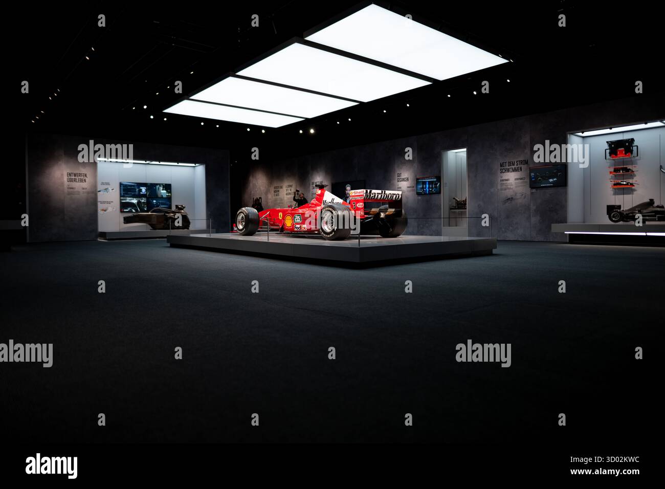 Oberhausen, Allemagne. 21 octobre 2025. La voiture de Michael Schumacher est exposée. Plus de 3 000 mètres carrés d'espace à l'OBEX Oberhausen Expo vous offriront un aperçu du monde de la course automobile. A partir du 22 octobre, le champion du monde Ferrari F1-2000 de Michael Schumacher sera exposé. Crédit : Fabian Strauch/dpa/Alamy Live News Banque D'Images