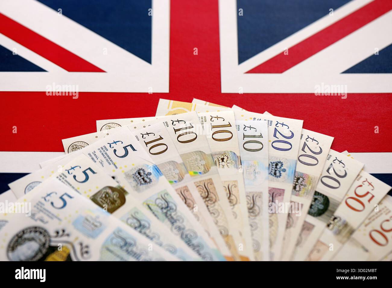 KIEV, UKRAINE - 17 SEPTEMBRE 2025 grosse quantité de billets de la livre britannique sur le drapeau de l'Union Jack Fermer Banque D'Images