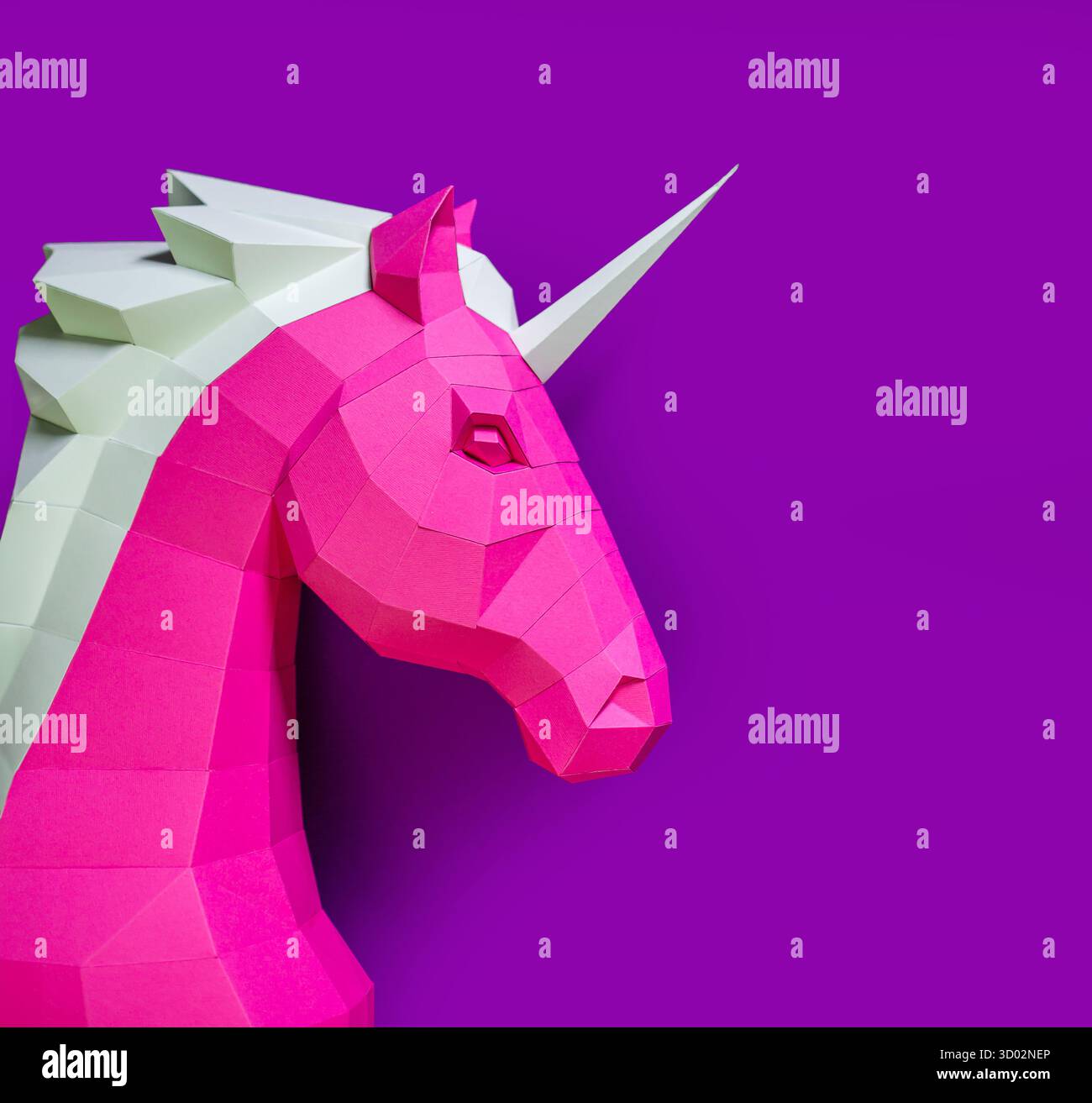 Geometric Pink Unicorn sculpture double fond. Sculpture de licorne géométrique audacieuse et moderne en blanc rose se dresse contre le dos violet rose fendu Banque D'Images