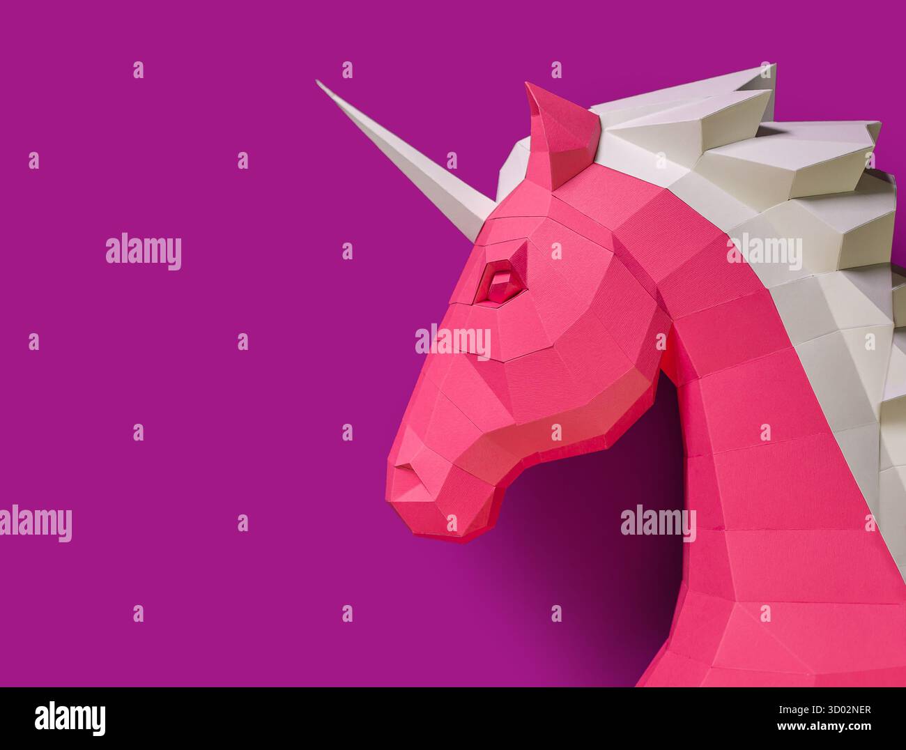 Geometric Pink Unicorn sculpture double fond. Sculpture de licorne géométrique audacieuse et moderne en blanc rose se dresse contre le dos violet rose fendu Banque D'Images