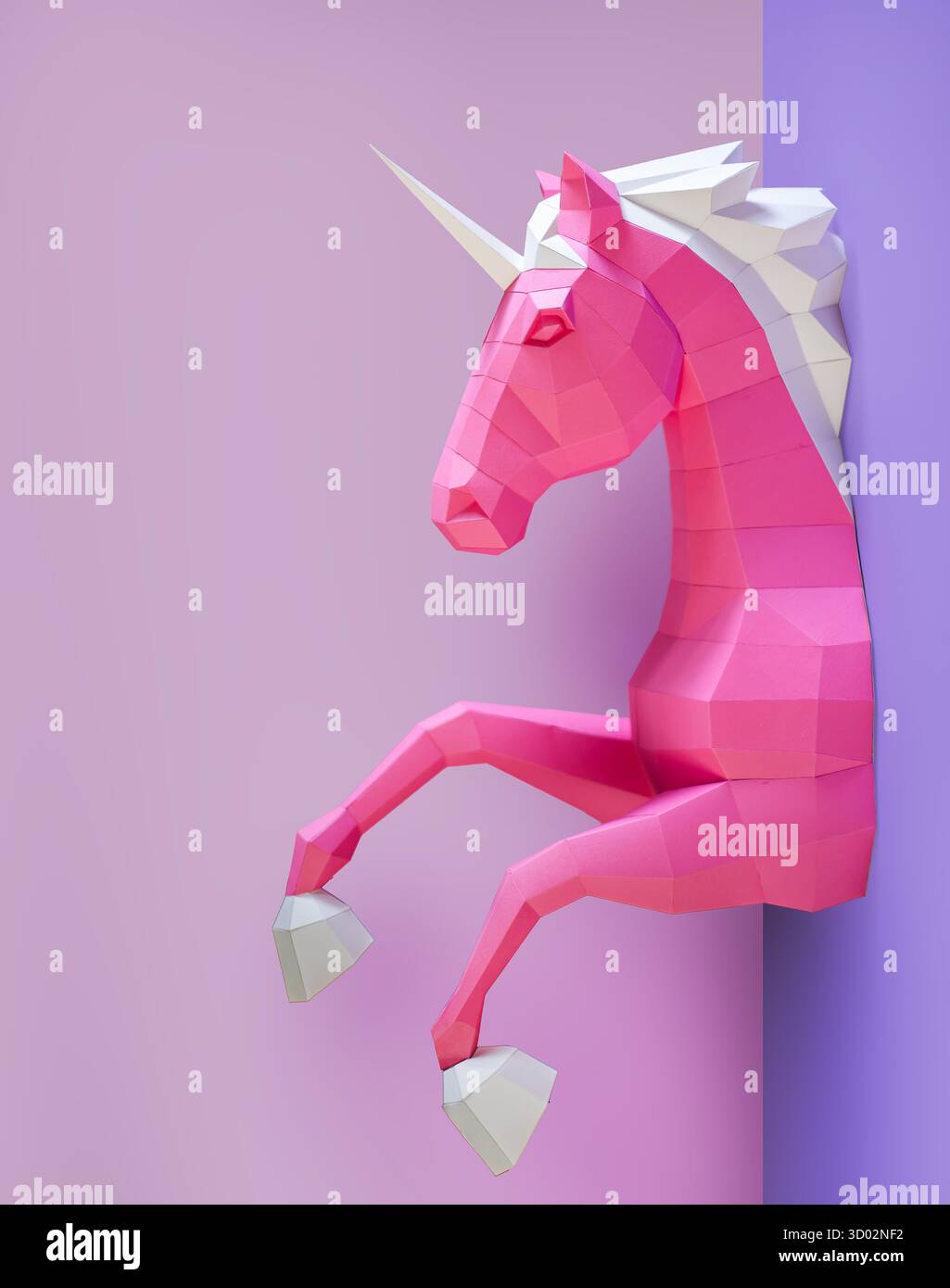 Geometric Pink Unicorn sculpture double fond. Sculpture de licorne géométrique audacieuse et moderne en blanc rose se dresse contre le dos violet rose fendu Banque D'Images