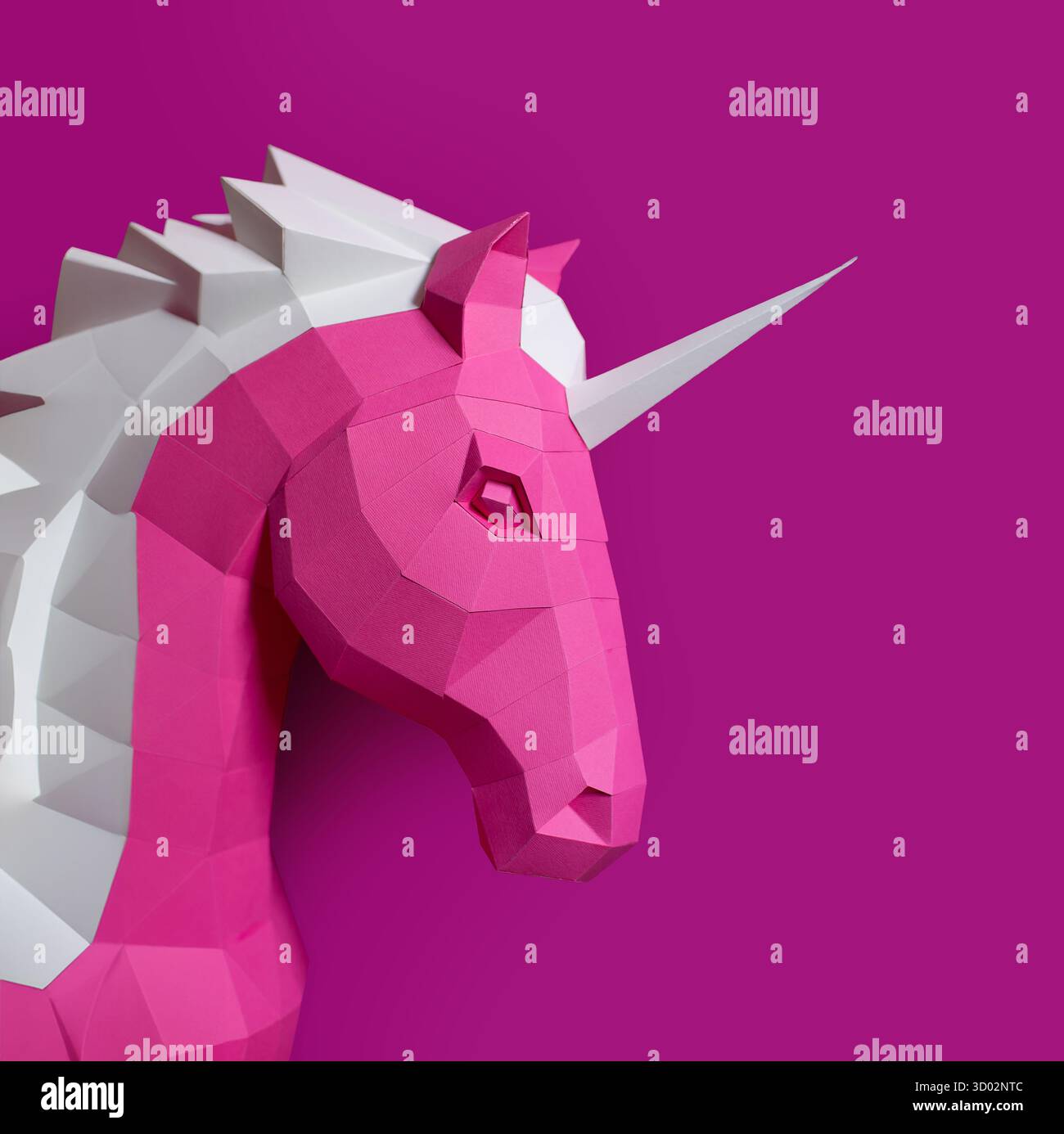 Geometric Pink Unicorn sculpture double fond. Sculpture de licorne géométrique audacieuse et moderne en blanc rose se dresse contre le dos violet rose fendu Banque D'Images