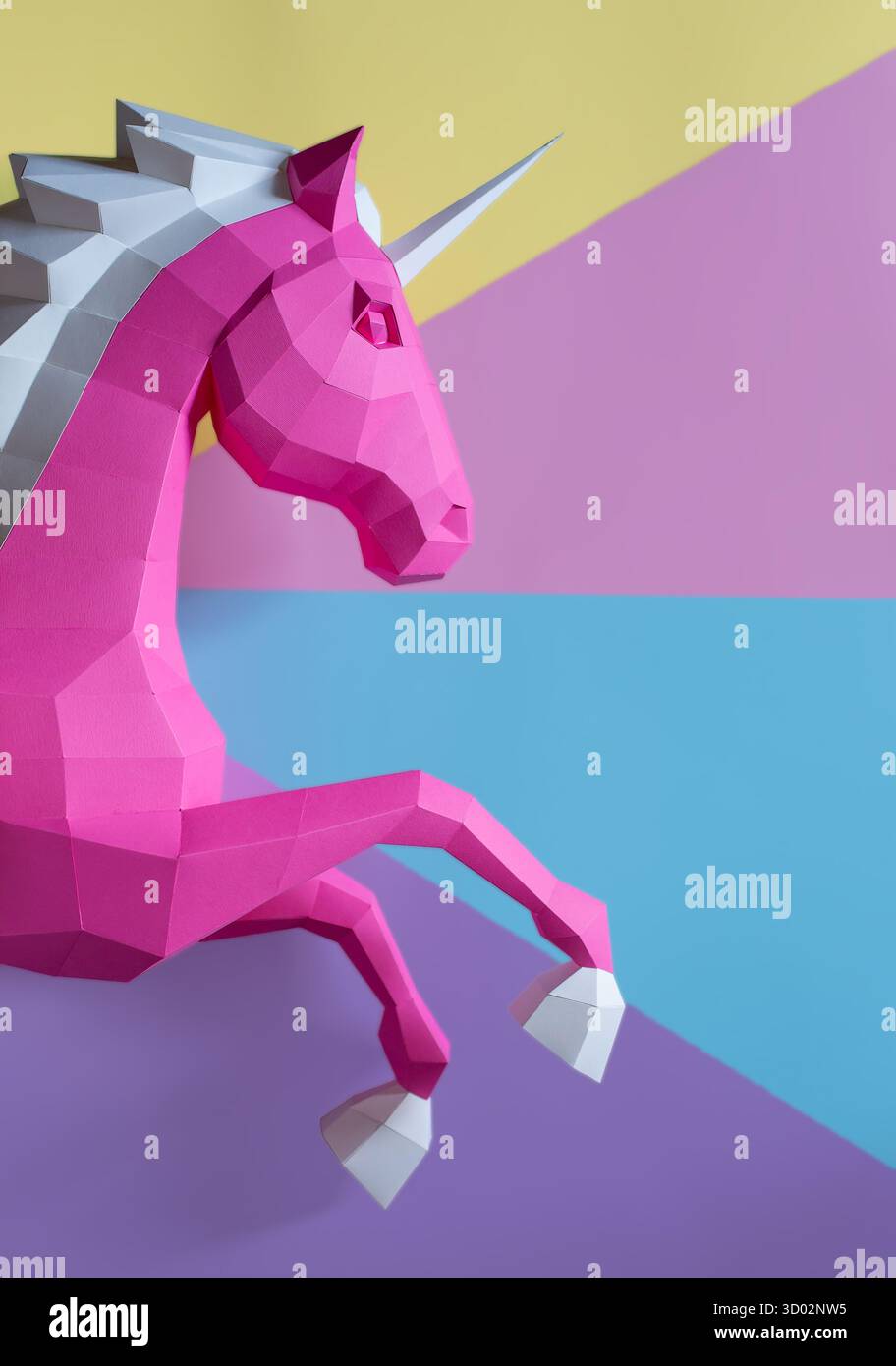 Geometric Pink Unicorn sculpture double fond. Sculpture de licorne géométrique audacieuse et moderne en blanc rose se dresse contre le dos violet rose fendu Banque D'Images