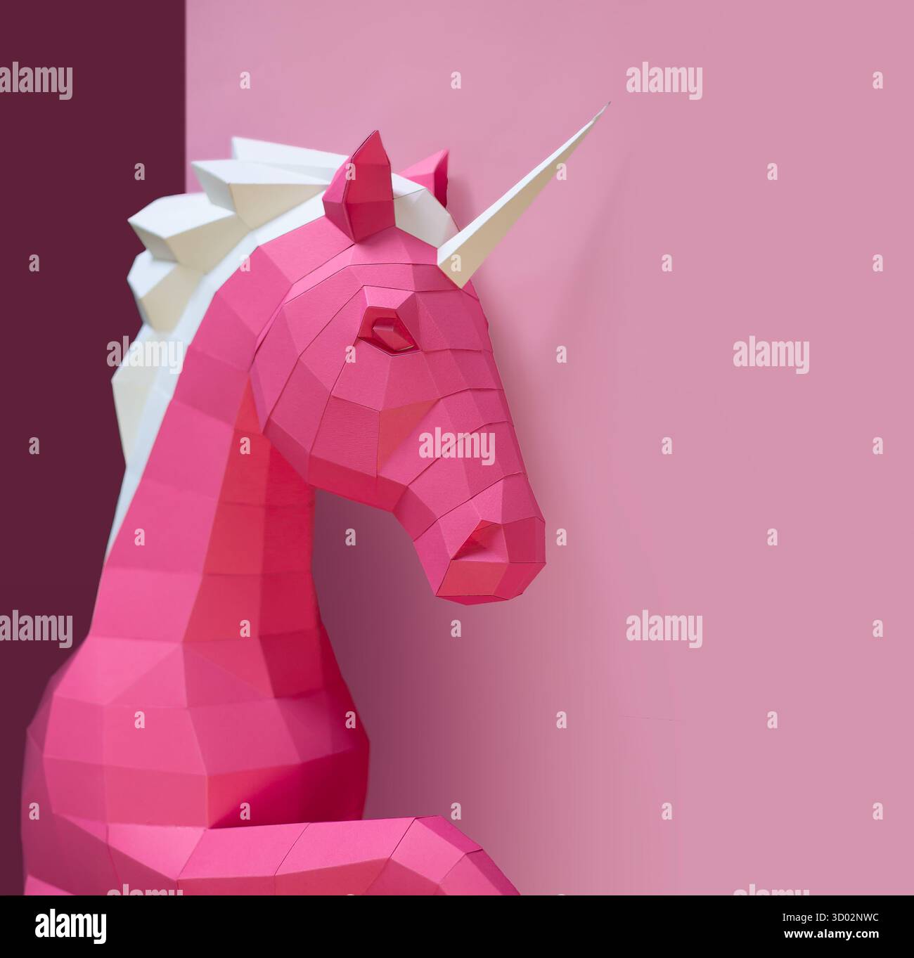 Geometric Pink Unicorn sculpture double fond. Sculpture de licorne géométrique audacieuse et moderne en blanc rose se dresse contre le dos violet rose fendu Banque D'Images