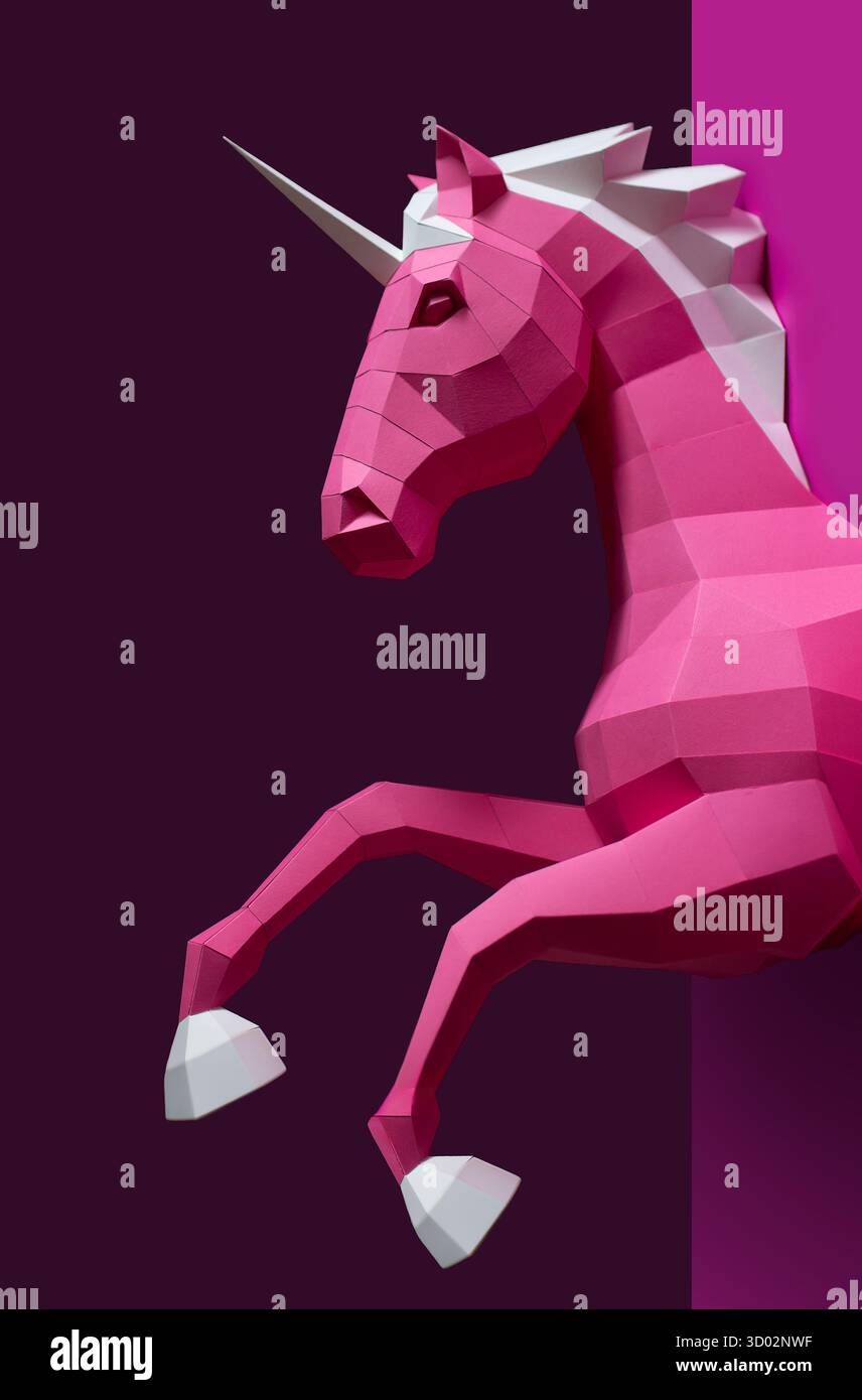 Geometric Pink Unicorn sculpture double fond. Sculpture de licorne géométrique audacieuse et moderne en blanc rose se dresse contre le dos violet rose fendu Banque D'Images