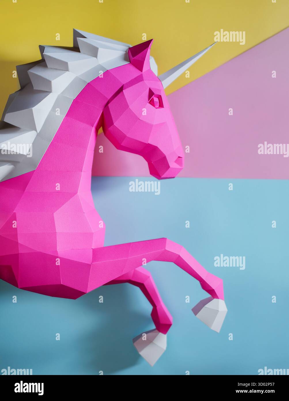Geometric Pink Unicorn sculpture double fond. Sculpture de licorne géométrique audacieuse et moderne en blanc rose se dresse contre le dos violet rose fendu Banque D'Images