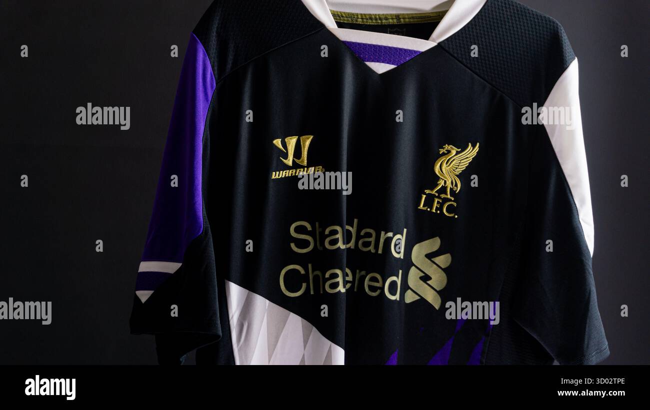 Kalimantan Selatan, Indonésie - 08 06 2025 : Liverpool 3ème kit 2013/2014 en noir, blanc et violet avec la marque Warrior, exposé pour mettre en valeur ret Banque D'Images