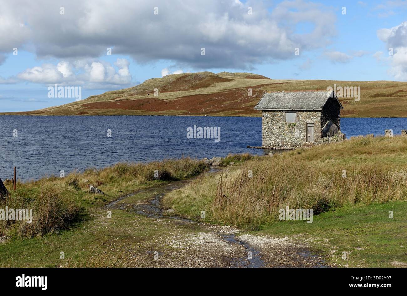 The Old Remote Stone Boathouse sur Devoke Water dans le parc national du Lake District, Cumbria, Angleterre, Royaume-Uni. Banque D'Images