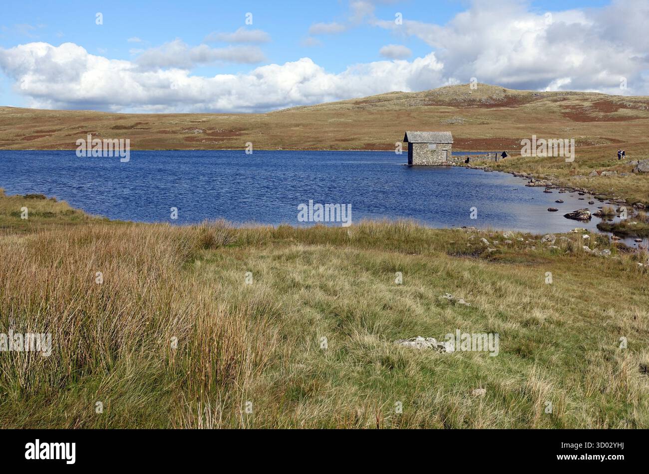 The Old Remote Stone Boathouse sur Devoke Water dans le parc national du Lake District, Cumbria, Angleterre, Royaume-Uni. Banque D'Images