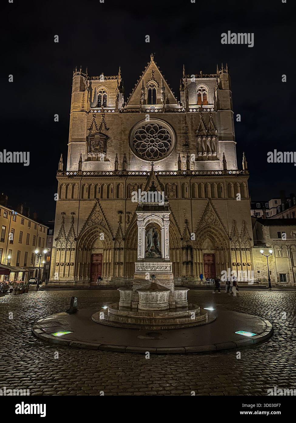 Cathédrale Saint-Jean-Baptiste de Lyon dans le Vieux Lyon, la vieille ville de Lyon, France. Banque D'Images Cathédrale Saint-Jean-Baptiste de Lyon dans le Vieux Lyon, la vieille ville de Lyon, France. Banque D'Images