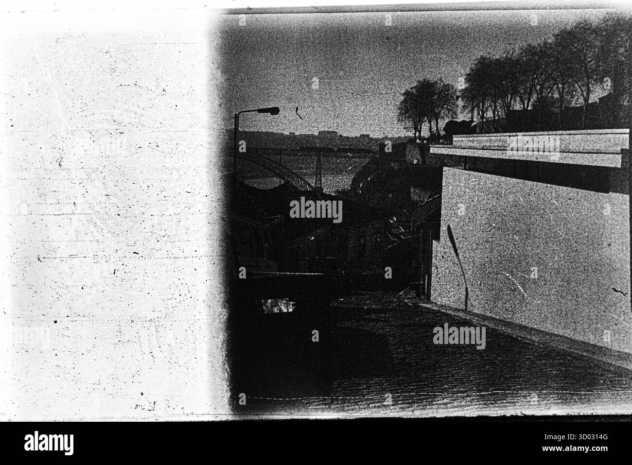 Photographie abstraite en noir et blanc montrant une surface rugueuse, altérée par les intempéries avec grain et texture visibles du film. Banque D'Images