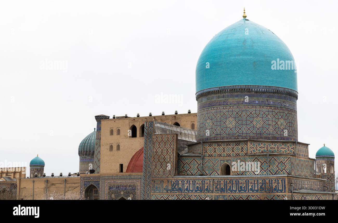 Détails extérieurs de la Madrasah Tilya-Kori, dôme bleu et murs en mosaïque. Samarcande, Ouzbékistan Banque D'Images
