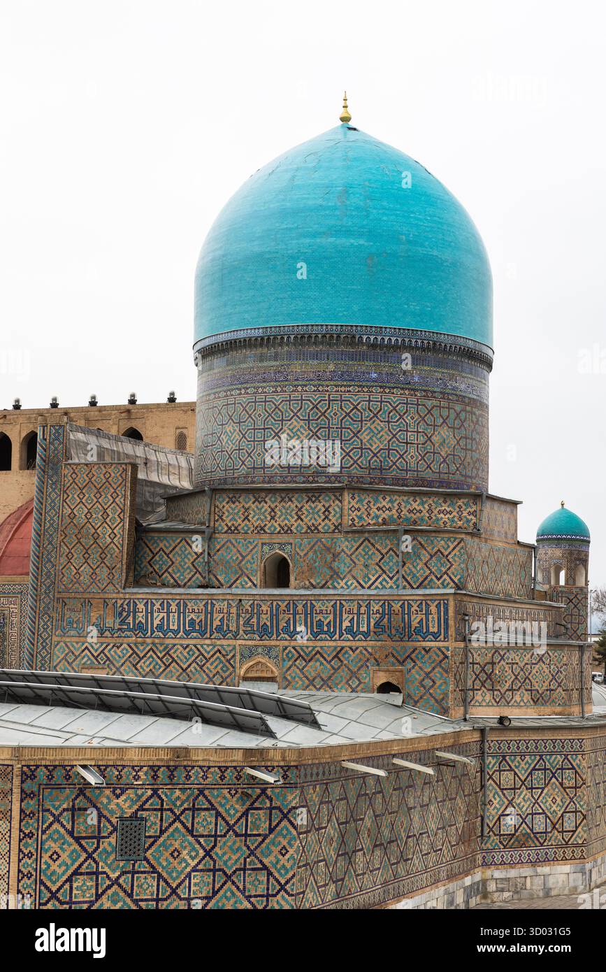 Photographie d'extérieur verticale avec détails extérieurs Tilya-Kori Madrasah sous ciel lumineux, dôme bleu et murs en mosaïque. Samarcande, Ouzbékistan Banque D'Images