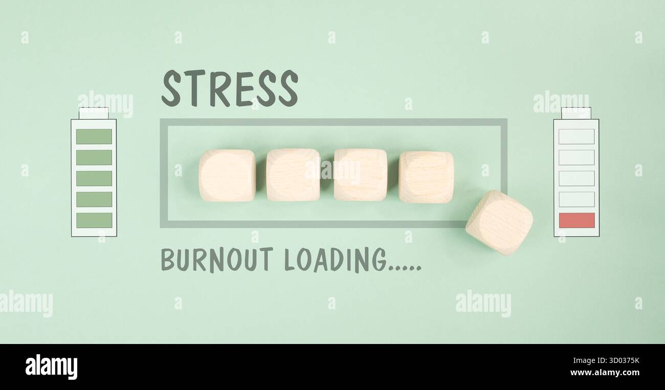 Stress, Burnout chargement, épuisement, équilibre entre style de vie et vie professionnelle, faible énergie, recharge vide, batterie pleine Banque D'Images