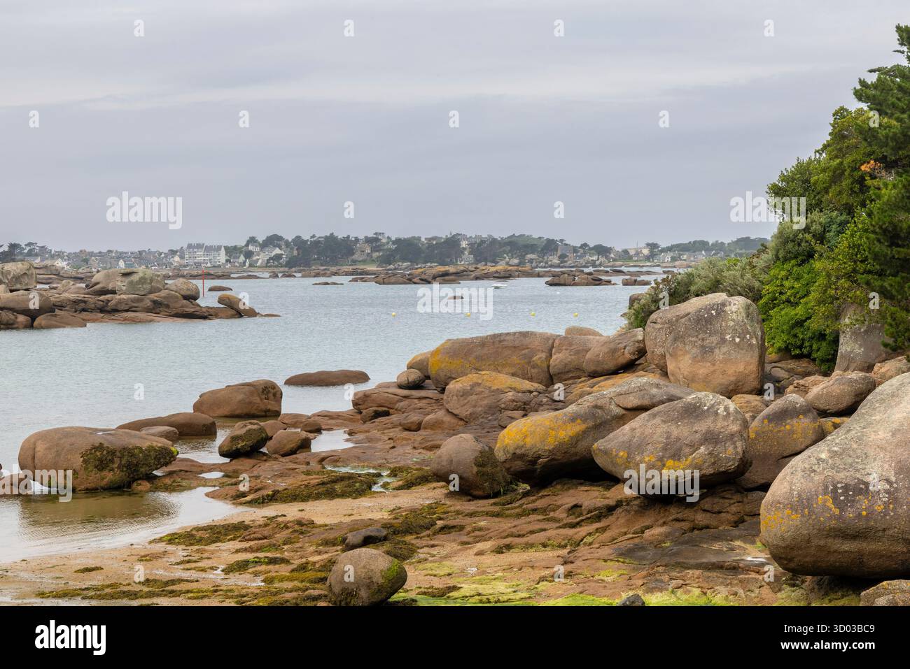 Point de vue sur le phare de Mean Ruz le long de la côte de Bretagne en France Banque D'Images
