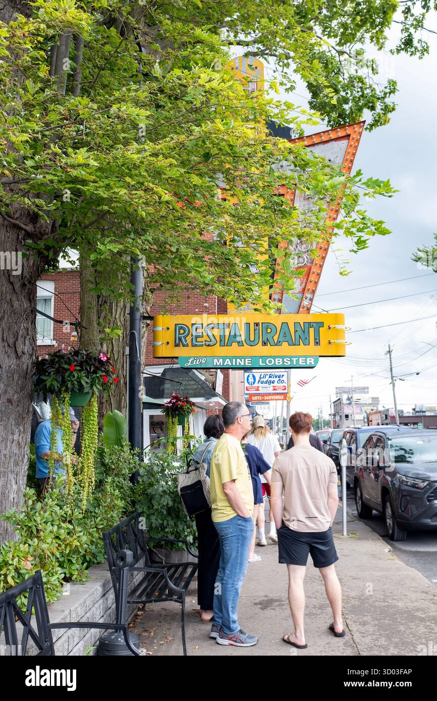 Grande enseigne jaune et verte montrant les passants et les clients potentiels il y a un restaurant dans 1000 îles qui vend des homards vivants du Maine. Banque D'Images