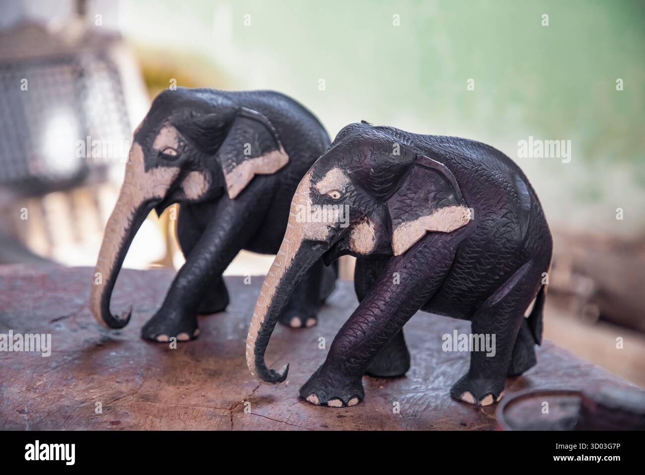 Kalutara, Sri Lanka 9 février 2023. Artisanat traditionnel du bois sri-lankais et artisans. petit atelier-boutique privé pour la fabrication de souvenirs faits à la main à partir de bois. Figurines animales, masques et image de Bouddha. Banque D'Images