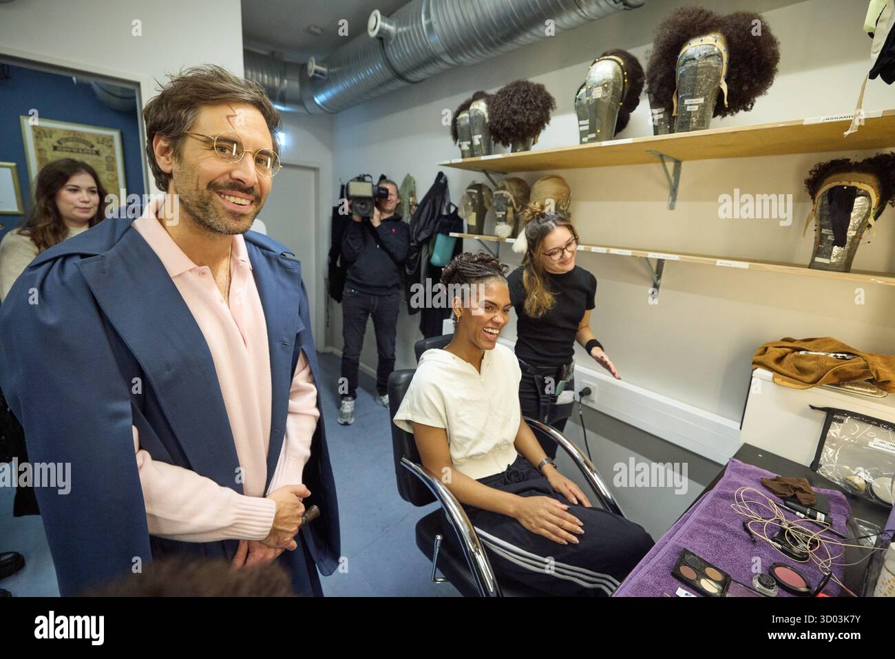 Hambourg, Allemagne. 21 octobre 2025. Le chanteur Max Giesinger parle à l'actrice Hermione Salyma Chatty dans la salle de maquillage. Giesinger a visité le nouveau casting de la pièce 'Harry Potter et l'enfant enchanté' au Mehr ! Théâtre am Großmarkt. Crédit : Georg Wendt/dpa/Alamy Live News Banque D'Images