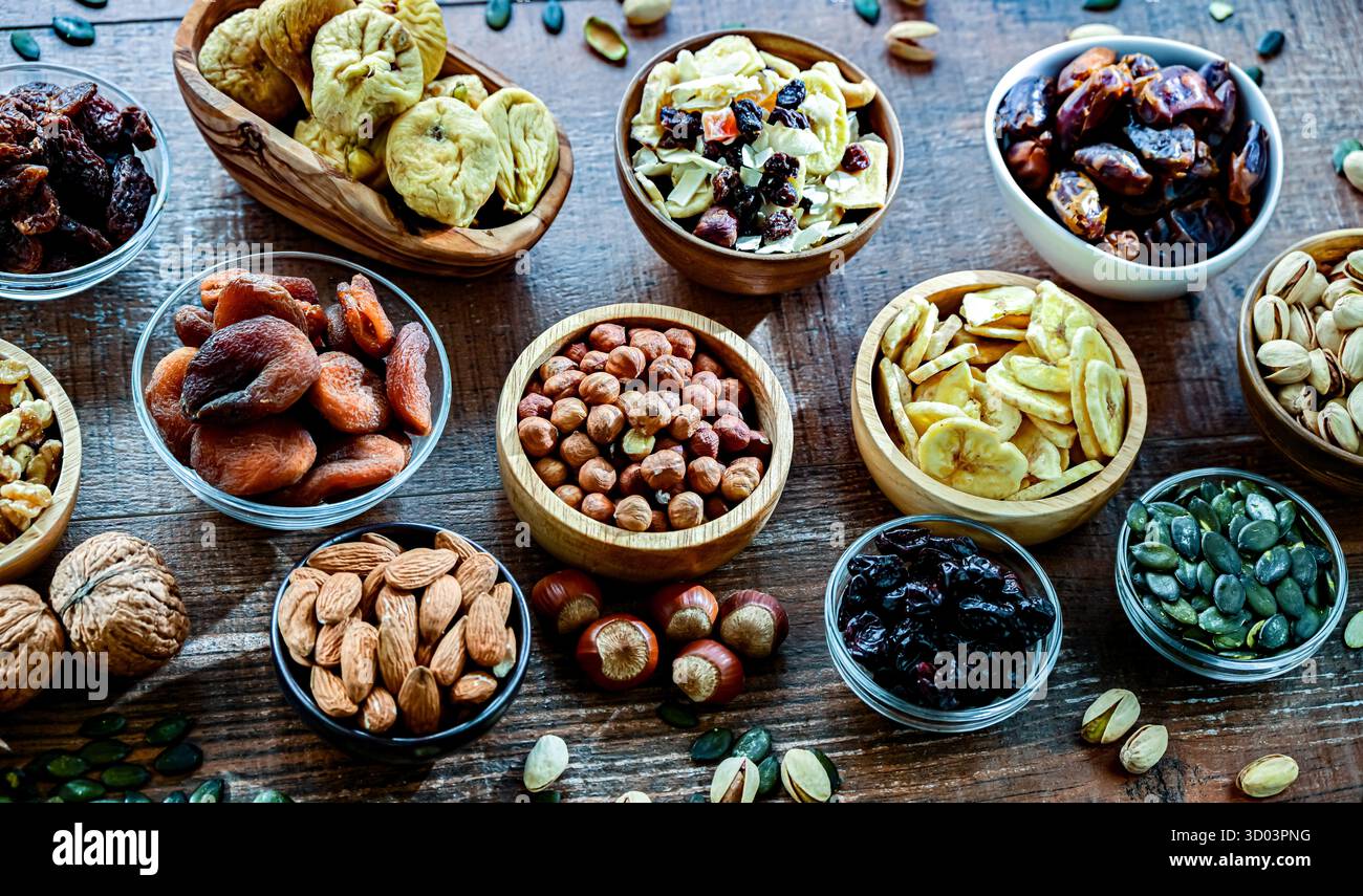 Composition avec une variété de fruits secs et de noix assorties. Spécialités. Banque D'Images