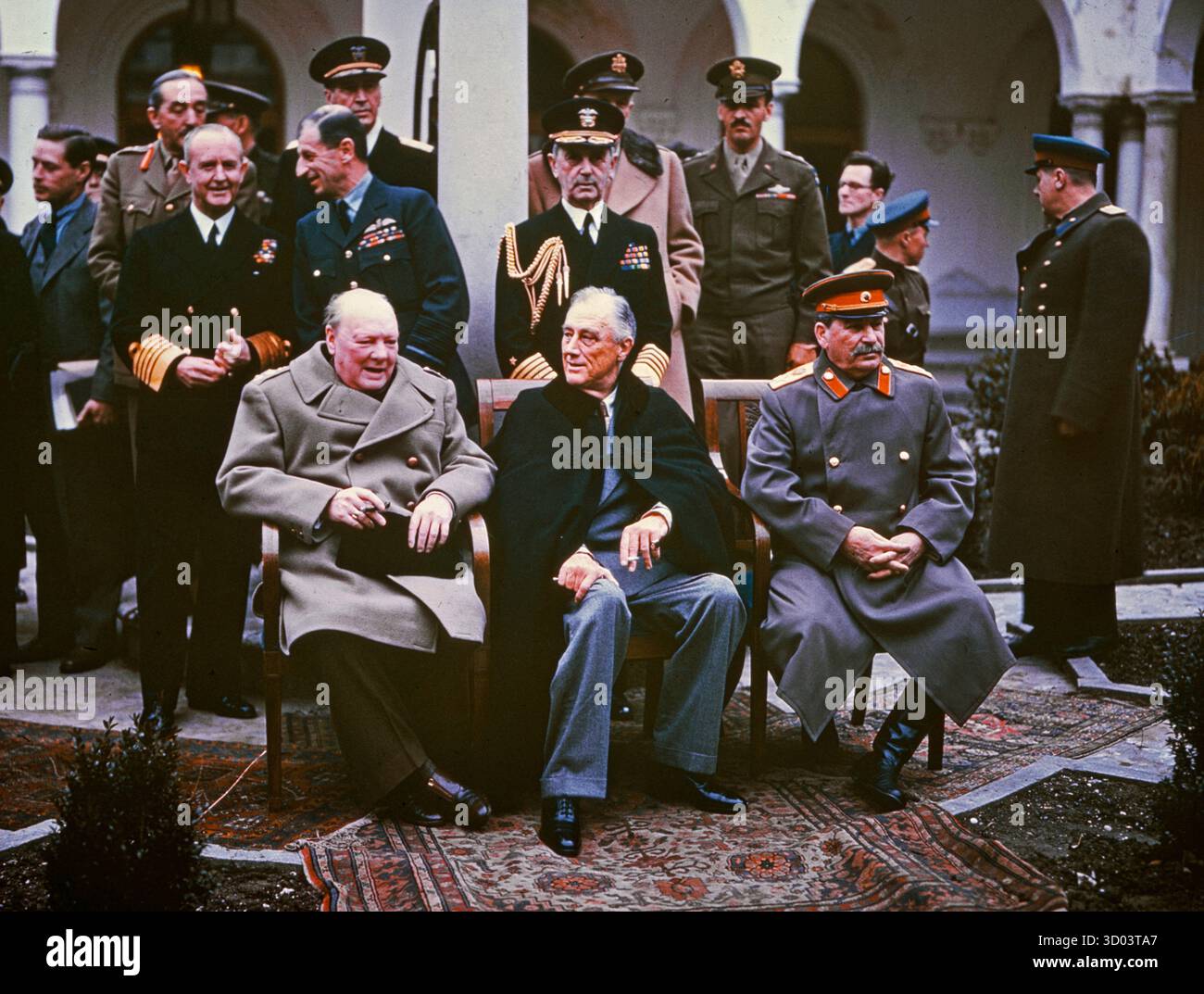 YALTA, UKRAINE - vers le 11 février 1945 - Un portrait de groupe de la plupart des figures de proue - y compris les 'trois grands' - au sommet de Yalta en février 1945 au Palais Livadia à Yalta, en Ukraine. De gauche à droite : Winston Churchill, Franklin Roosevelt et Joseph Staline. Sont également présents le ministre des Affaires étrangères de l'URSS Vyacheslav Molotov (extrême droite) ; le maréchal Alan Brooke, amiral de la flotte Sir Andrew Cunningham, RN, maréchal de la RAF Sir Charles Portal, (debout derrière Churchill) ; George Marshall, chef d'état-major de l'armée et amiral de la flotte William d Leahy, USN, (debout derrière Roosevelt). Ceci Banque D'Images