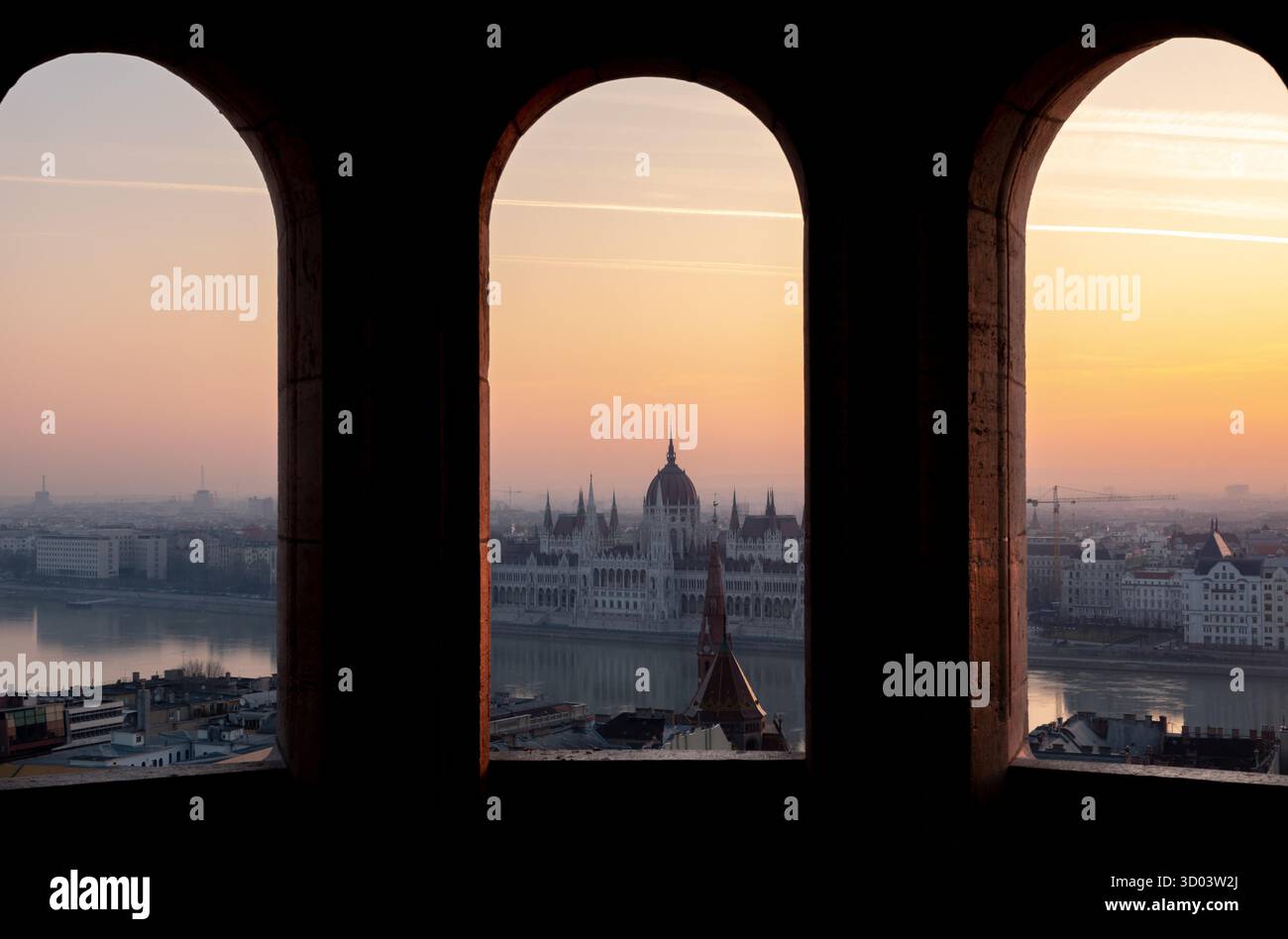 Le Parlement de Budapest, vue à travers le Bastion des Pêcheurs Banque D'Images