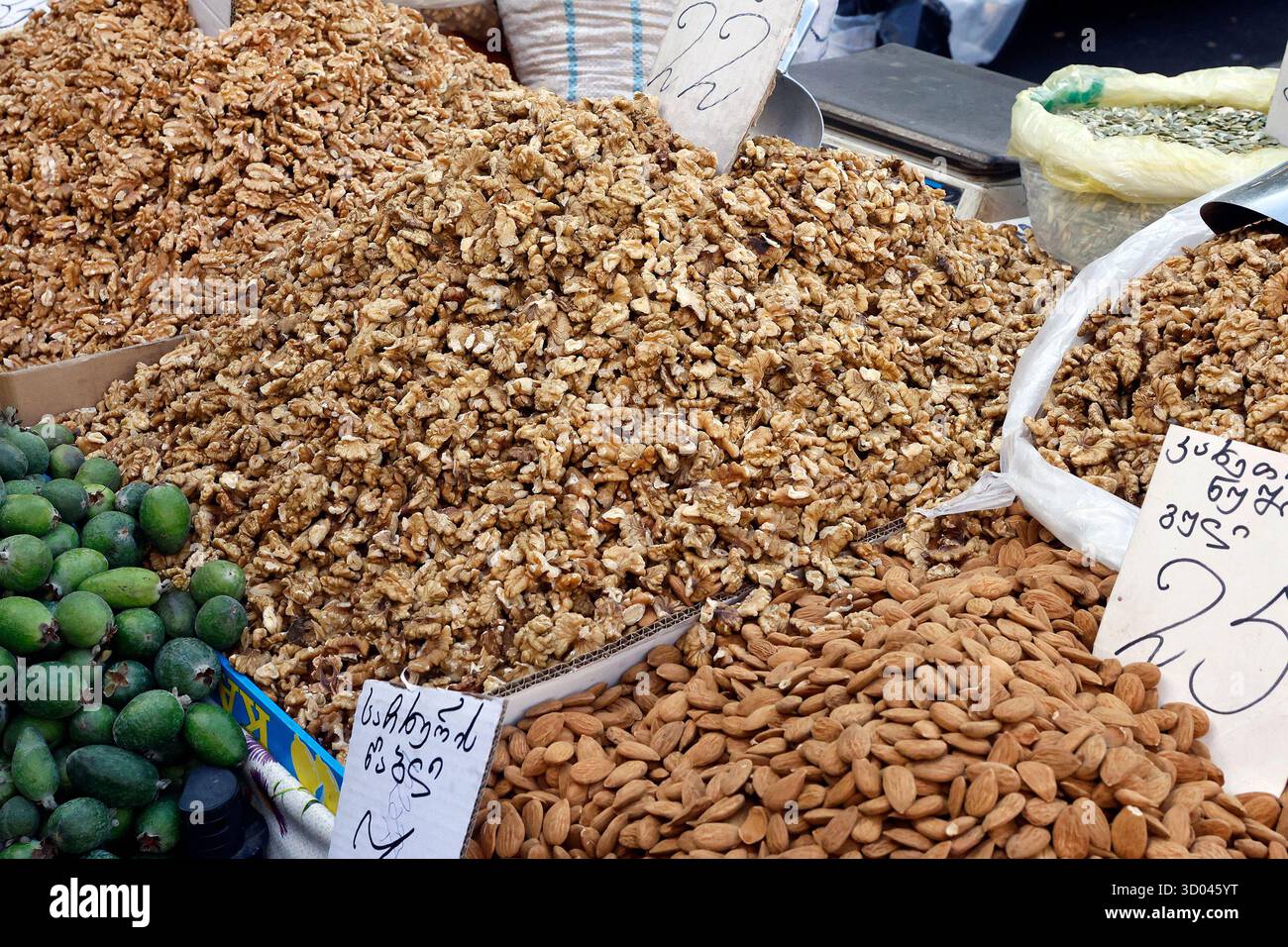 Noix à vendre au Dezerter Bazaar à Tbilissi, Géorgie Banque D'Images