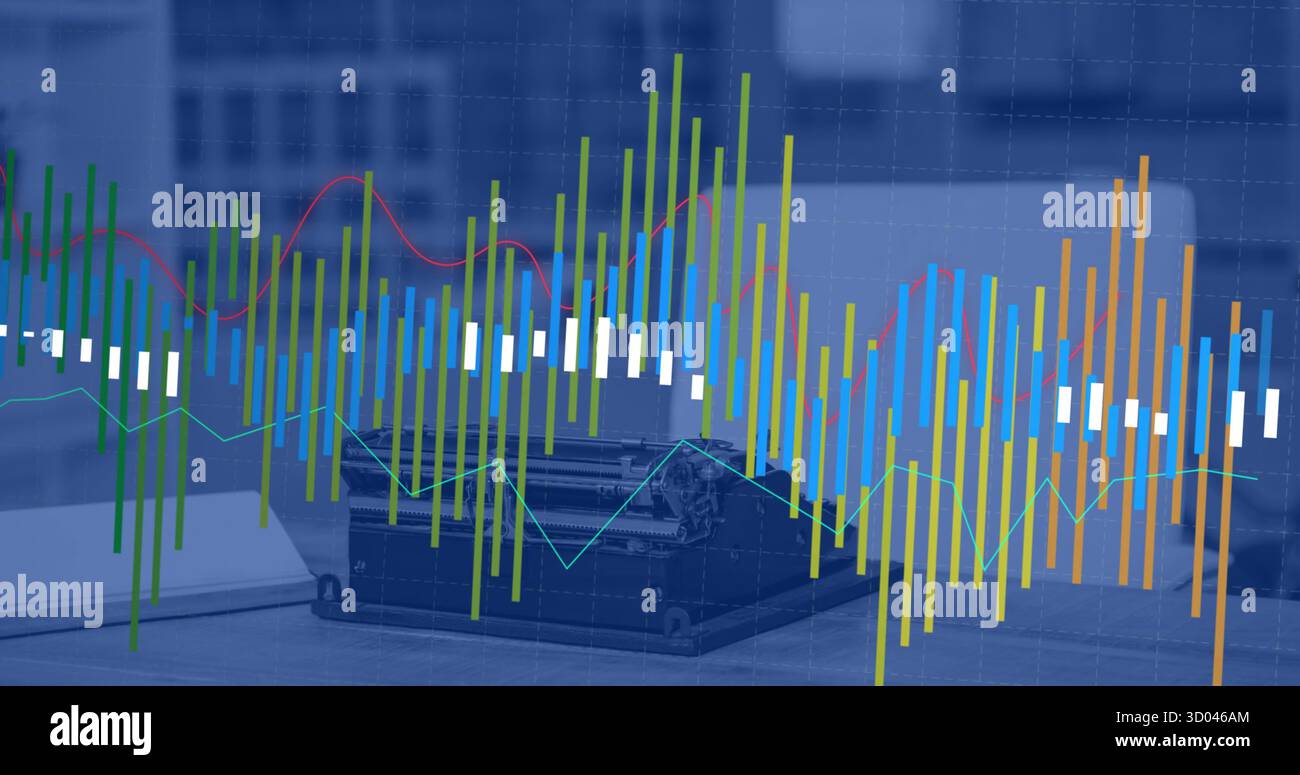 Machine à ajouter vintage assis sur le bureau en bois avec des papiers, des barres de chandelier et des lignes de tendance Banque D'Images