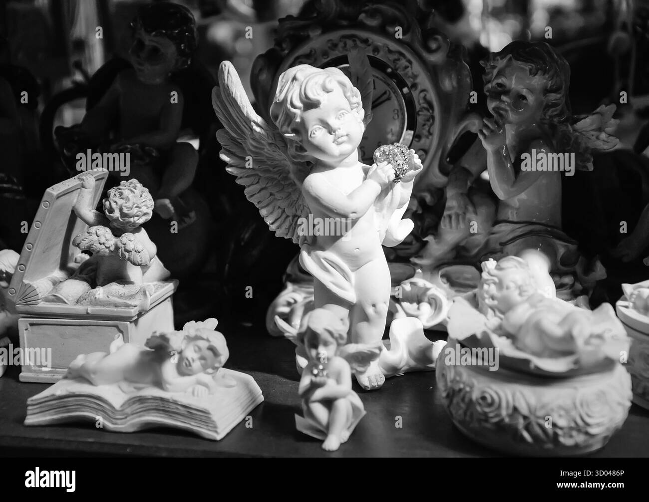 Anges blancs avec des coeurs à vendre au marché aux fleurs à Paris. Fond vintage. Photo historique noir et blanc. Banque D'Images