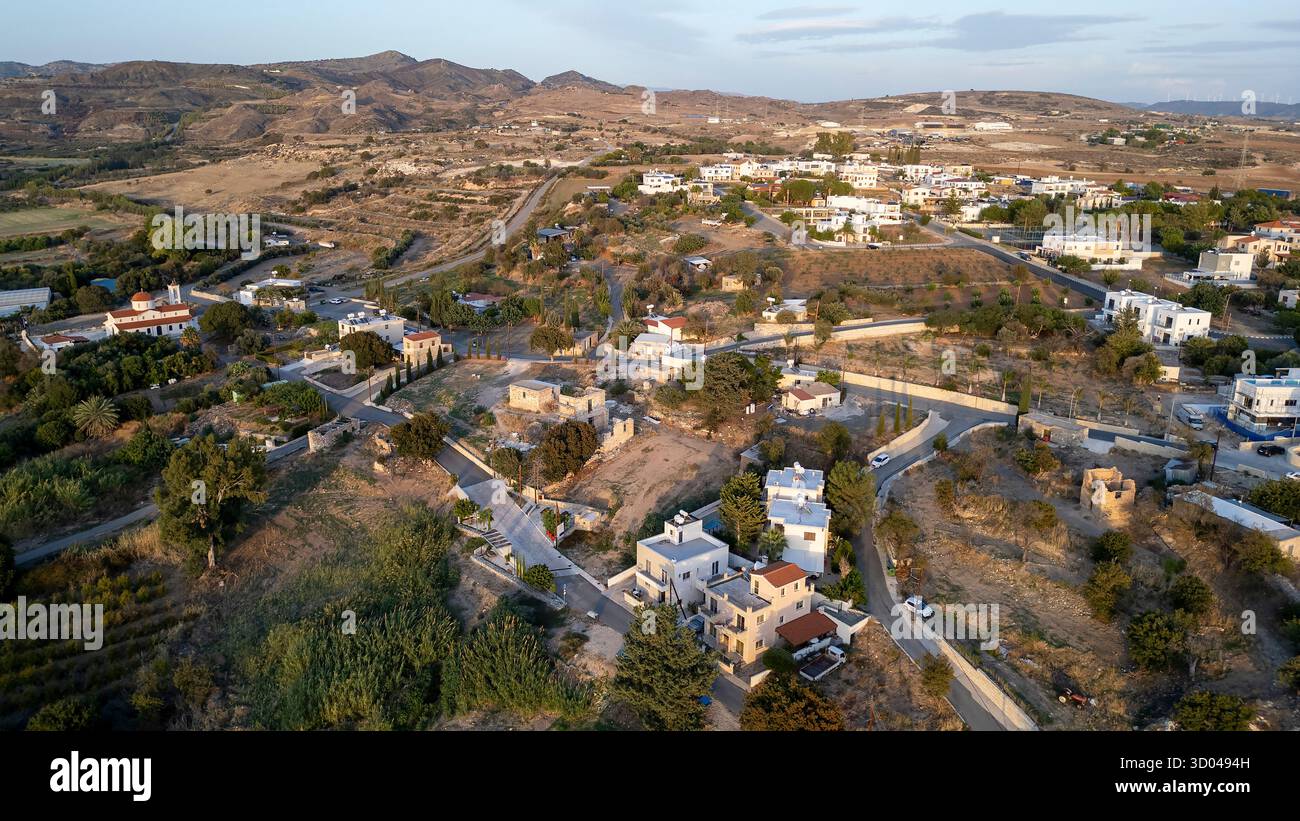 Vue aérienne du village d'Agia Varvara, district de Paphos, Chypre. Banque D'Images