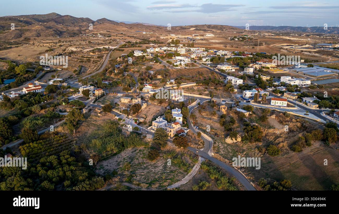 Vue aérienne du village d'Agia Varvara, district de Paphos, Chypre. Banque D'Images
