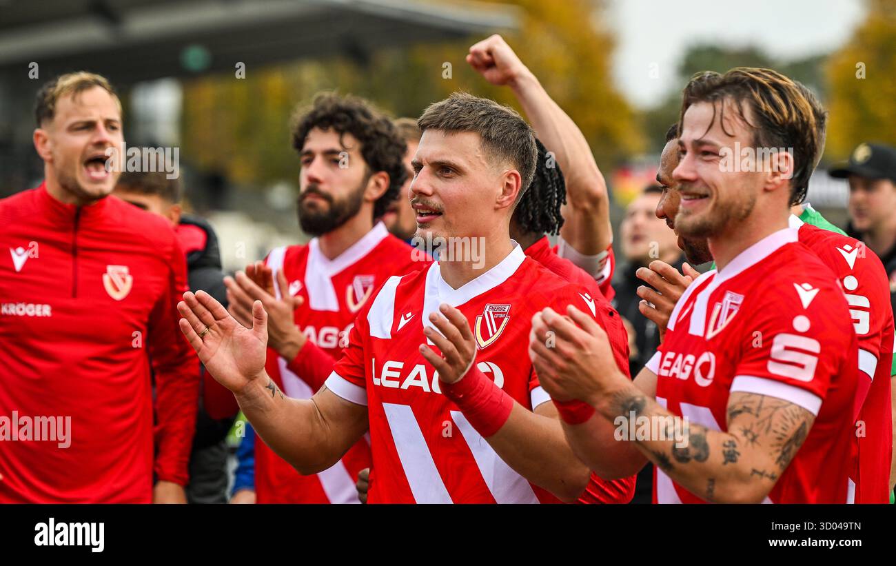 19.10.2025, Donaustadion, Ulm, GER, 3. Liga, SSV Ulm 1846 vs FC Energie Cottbus, im Bild Cottbuser Spieler freuen sich vor ihrer Fankurve, Erik Engelhardt (Cottbus, #18) in der Bildmitte Foto ? La réglementation nordphoto GmbH/Hafner DFL interdit toute utilisation de photographies comme séquences d'images et/ou quasi-vidéo Banque D'Images
