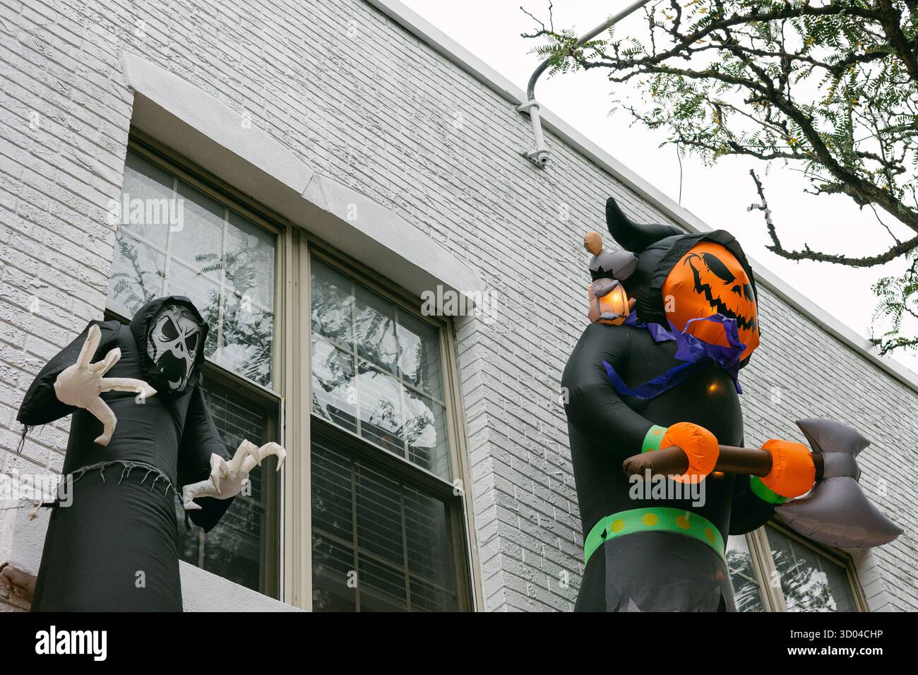 Décorations d'Halloween mettant en vedette des personnages gonflables sur un bâtiment dans un quartier festif pendant la saison d'automne Banque D'Images