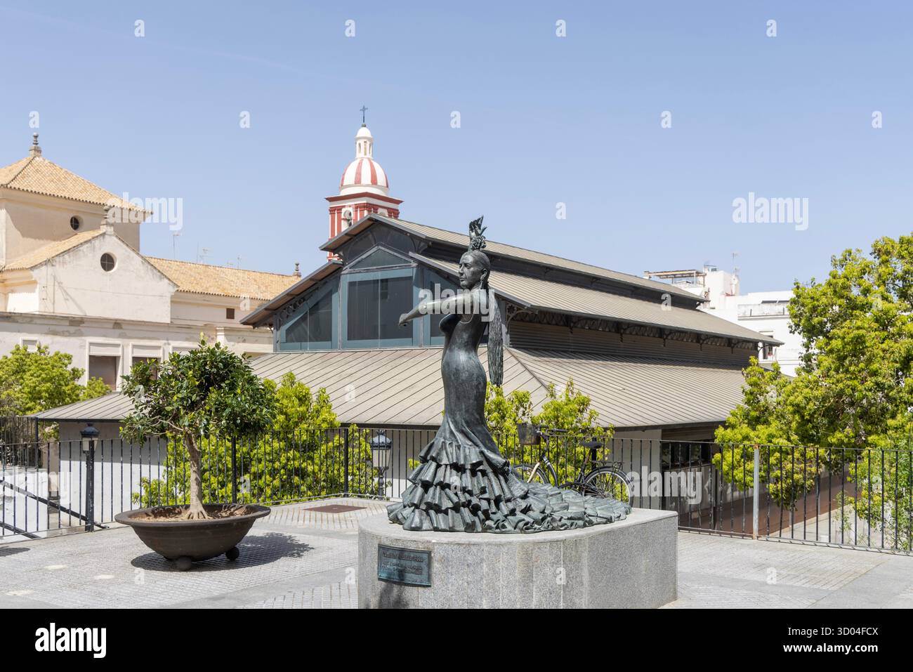 Cadix, Espagne, Andalousie - 31 mars 2025 : Monument en bronze à la danseuse de flamenco Conchita Aranda Fosa dans la pose de danse Banque D'Images