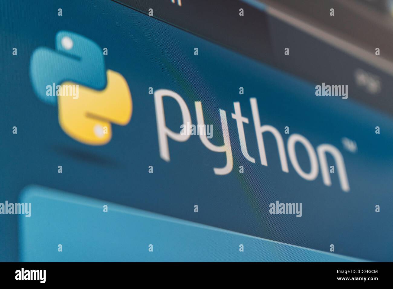 21 octobre 2025 - Tachkent, Ouzbékistan : une vue détaillée du logo de programmation Python affiché sur un écran, mettant en valeur les couleurs bleu et jaune associées à la langue. Banque D'Images