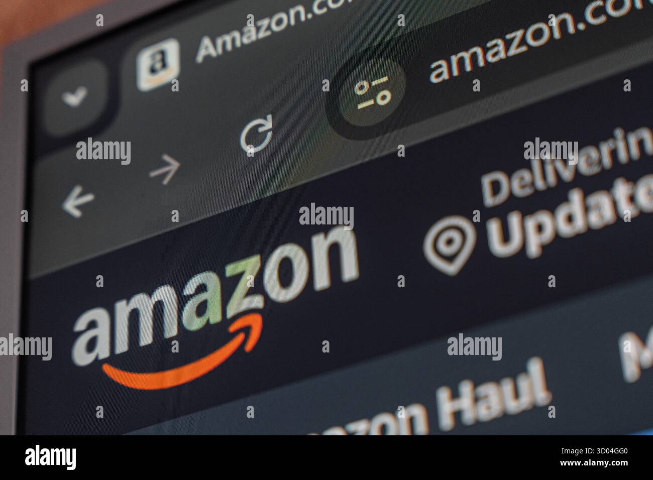 21 octobre 2025 - Tachkent, Ouzbékistan : une vue rapprochée du site Amazon affiché sur un écran numérique, présentant le logo et les éléments de l'interface. Banque D'Images