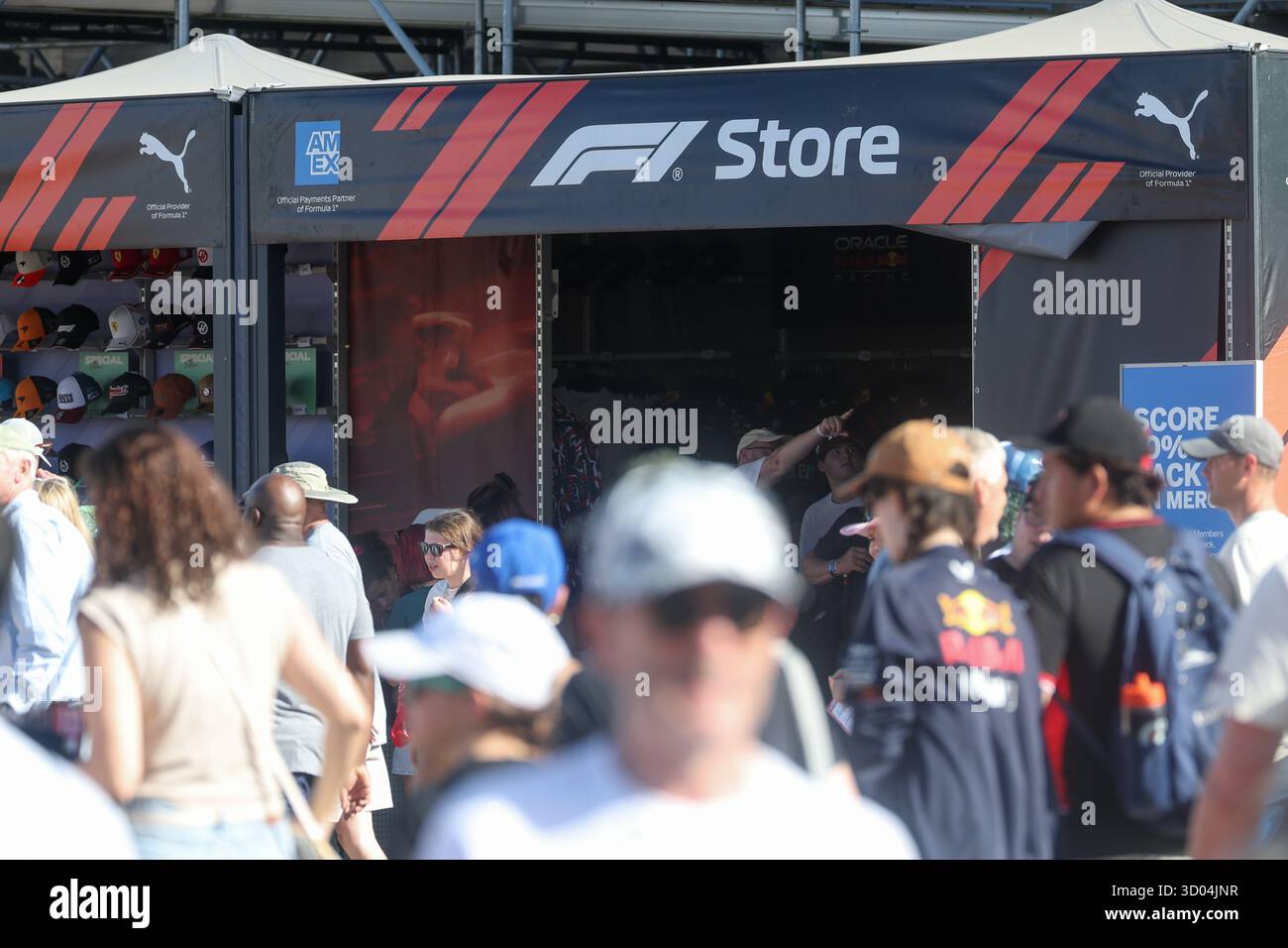 AUSTIN, TX - OCTOBER 18: Fans bustle in front of and inside an F1 Store before the Sprint race of the Formula 1 MSC Cruises United States Grand Prix on October 18, 2025, at Circuit of the Americas in Austin, Texas. (Photo by David Buono/Icon Sportswire) (Icon Sportswire via AP Images) Banque D'Images