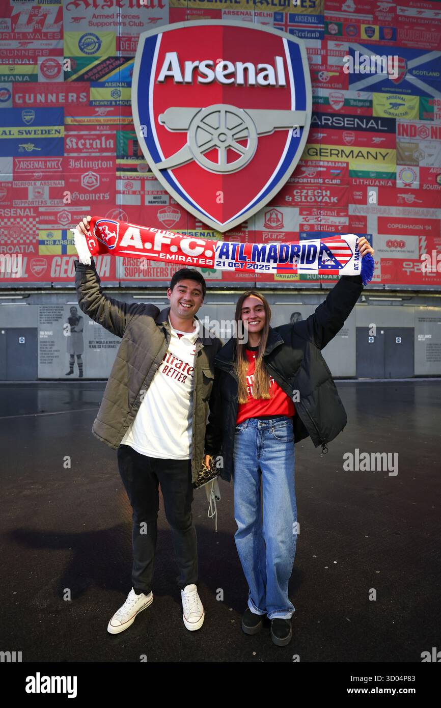Londres, Royaume-Uni. 21 octobre 2025. Les supporters d'Arsenal en dehors du terrain avant le match Arsenal vs Atletico Madrid UEFA Champions League à l'Emirates Stadium, Londres. Le crédit photo devrait se lire : Kieran Cleeves/Sportimage crédit : Sportimage Ltd/Alamy Live News Banque D'Images Londres, Royaume-Uni. 21 octobre 2025. Les supporters d'Arsenal en dehors du terrain avant le match Arsenal vs Atletico Madrid UEFA Champions League à l'Emirates Stadium, Londres. Le crédit photo devrait se lire : Kieran Cleeves/Sportimage crédit : Sportimage Ltd/Alamy Live News Banque D'Images