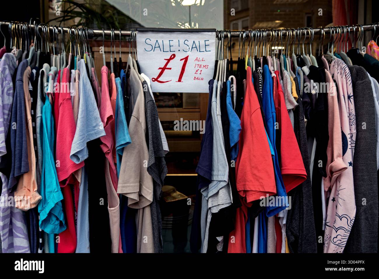 Porte-vêtements Pounf devant un magasin de charité à Édimbourg, Écosse, Royaume-Uni. Banque D'Images