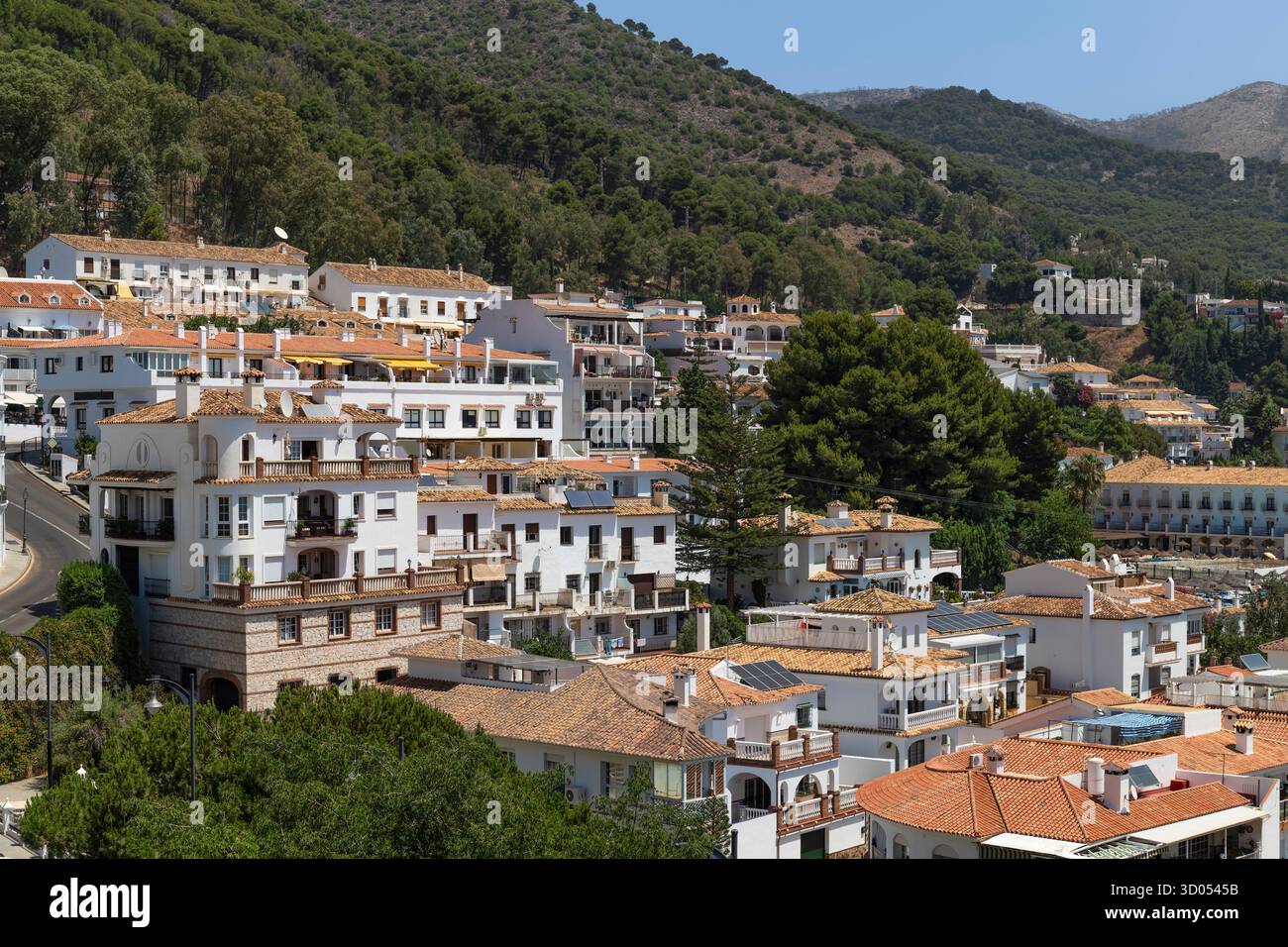 Vue du pittoresque village blanc espagnol de Mijas en Andalousie. Banque D'Images