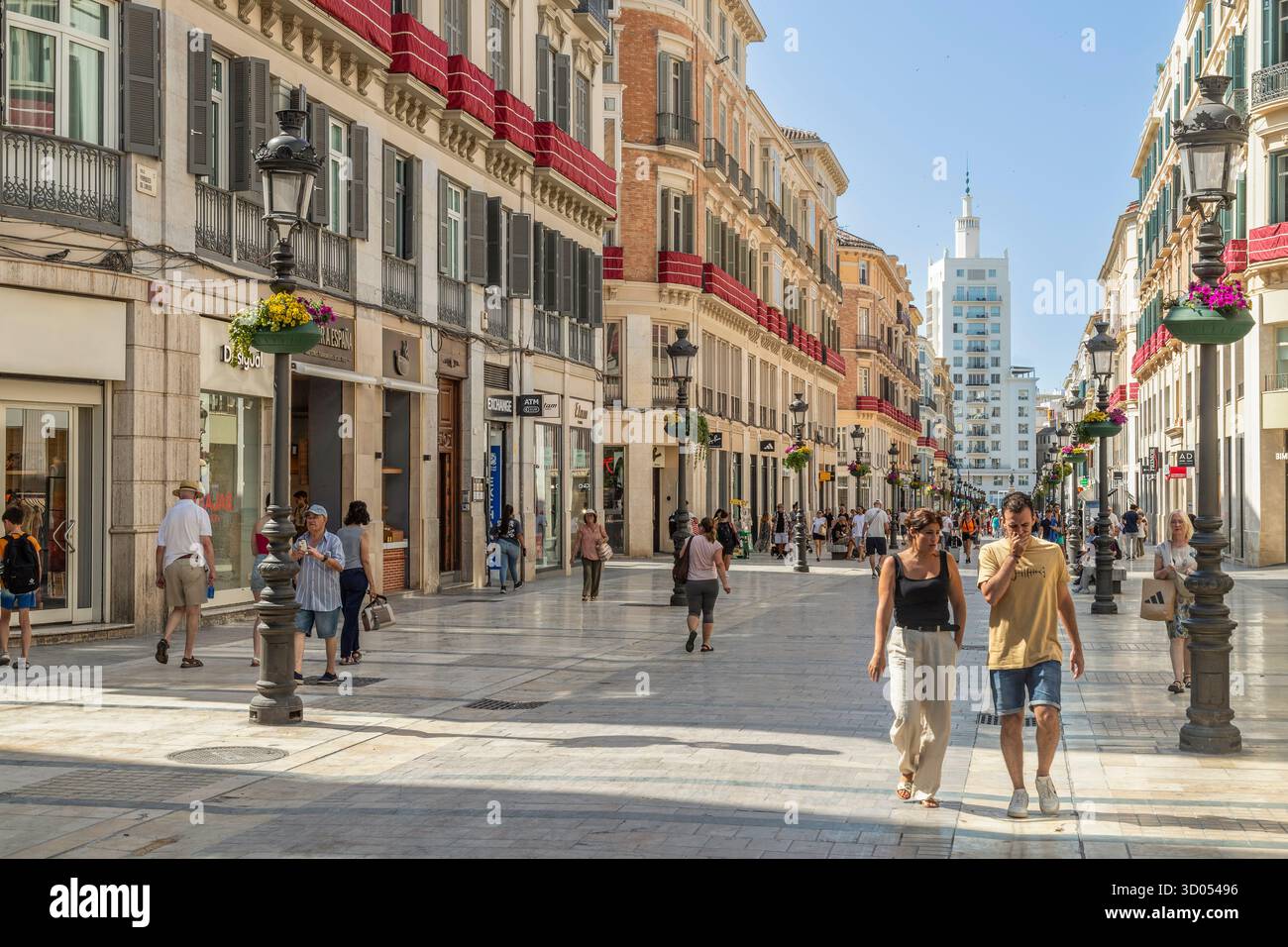 Les gens marchent dans une rue commerçante populaire de la vieille ville de Málaga, en Espagne. Banque D'Images