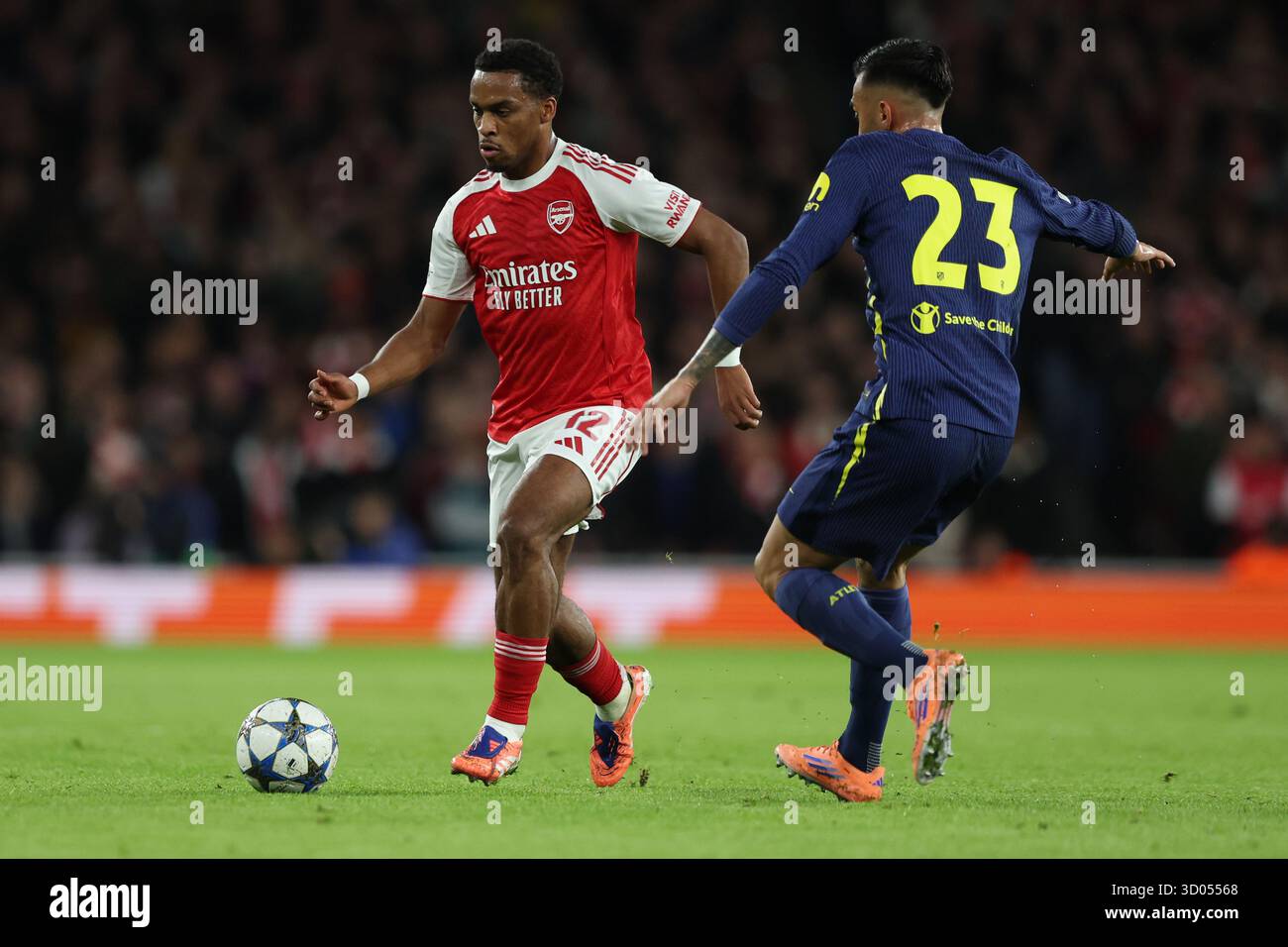 Londres, Royaume-Uni. 21 octobre 2025. Jurrien Timber d'Arsenal est défié par Nicolas Gonzalez de l'Atletico Madrid lors du match Arsenal vs Atletico Madrid UEFA Champions League à l'Emirates Stadium de Londres. Le crédit photo devrait se lire : Kieran Cleeves/Sportimage crédit : Sportimage Ltd/Alamy Live News Banque D'Images Londres, Royaume-Uni. 21 octobre 2025. Jurrien Timber d'Arsenal est défié par Nicolas Gonzalez de l'Atletico Madrid lors du match Arsenal vs Atletico Madrid UEFA Champions League à l'Emirates Stadium de Londres. Le crédit photo devrait se lire : Kieran Cleeves/Sportimage crédit : Sportimage Ltd/Alamy Live News Banque D'Images