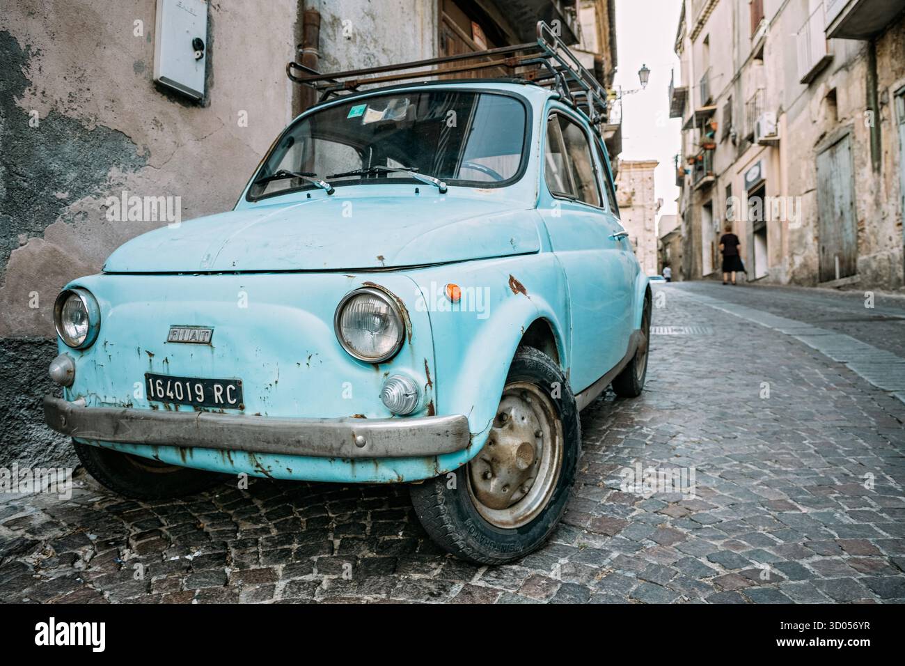 Vieille Fiat 500 turquoise dans le village de Stilo, Calabre, Italie Banque D'Images