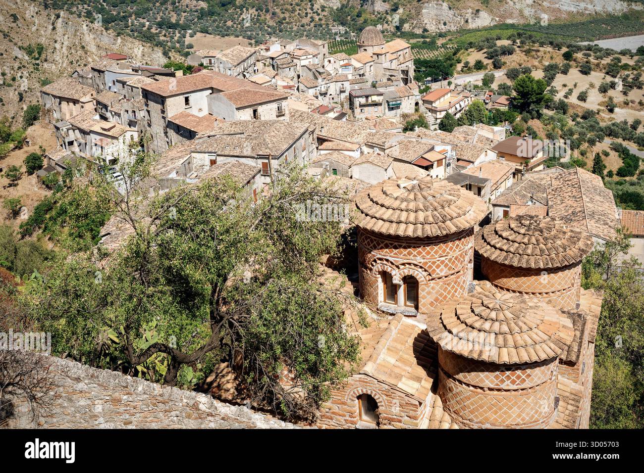 Le village de Stilo et son église byzantine (Cattolica di Stilo), Calabre, Italie Banque D'Images