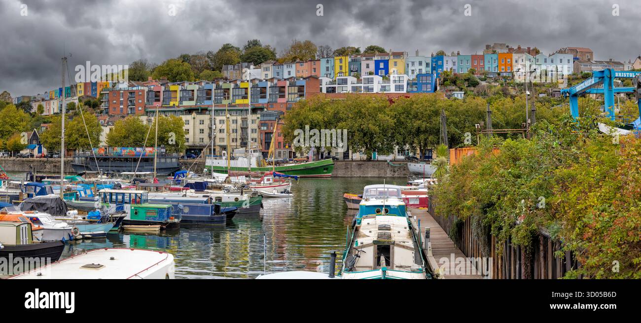 Marina à Bristol Docks avec Hotwells colorés en arrière-plan, Bristol, Royaume-Uni Banque D'Images
