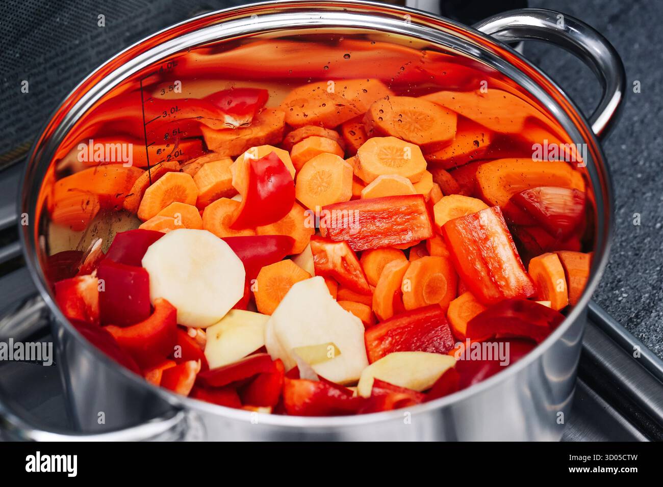 Cuisson de soupe de légumes dans la casserole vue de dessus. Préparation de repas sains maison. Légumes frais mijotant. Concept de cuisine maison. Banque D'Images